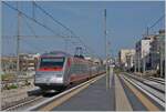 Der FS Trenitalia ETR 485 037 ist als Frecciargento 8306 in Trani bei der Durchfahrt auf dem Weg von Lecce nach Roma Termini. 

23. April 2023