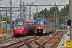 Whrend ein ETR BR 104 auf dem Zwischengleis Rangiert, fhrt der ETR 675 22 Italo EVO, in den Bahnhof von Ferrara ein, oben rechts steht ein ETR BR 350 welcher auf seinen Einsatz wartet. 08.05.2025 