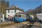 Es wird fleissig fotografiert: Der SSIF R 265 von Domodossola wendet in RE auf den R 262.