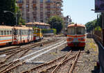 Der 950mm-Schmalspur-Dieseltriebwagen RAL 6405 der Ferrovia Circumetnea (FCE) abgestellt am 17.07.2022 beim Bahnhofes Catania-Borgo. Links steht der ältere Dieselelektrische Triebwagen FCE ADe 08, ex FCL (Ferrovie Calabro Lucane) M4 De 152 (serie M4 De 150). Obwohl sonntags der Bahnbetrieb hier ruht, habe ich es nicht gewagt den Abstellbereich zu betreten und nur Bilder vom Bahnsteig gemacht.

Die FCE RALn 64 Triebwagen sind eine Gruppe von sechs Schmalspur-Dieseltriebwagen der Ferrovia Circumetnea (FCE), die durch Umbau und Modernisierung aus sechs ehemaligen Triebwagen der italienischen Staatsbahn FS der Gruppe RALn 60 endstanden. Die RALn 60 wurden 1949–50 von Fiat gebaut, um die Dampftraktion abzulösen. Sie wurden auf den meistfrequentierten Strecken des sizilianischen Schmalspurnetzes eingesetzt. 1971 wurden sechs Triebwagen an die Ferrovia Circumetnea verkauft, die ab 1981 zu diesen RALn 64 umbaute.

TECHNISCHE DATEN (der RAL 64):
Spurweite: 	950 mm
Achsformel: B’B’
Höchstgeschwindigkeit: 90 km/h
Länge über Puffer: 19.220 mm
Höhe: 3.330 mm
Breite: 2.590 mm
Drehzapfenabstand: 12.500 mm
Achsstand im Drehgestell: 2.000 mm
Raddurchmesser: 720 mm (neu)
Leergewicht: 28,7 t 
Dienstgewicht: 35,2 t 
Dieselmotor: Fiat 8217.12.04
Installierte Leistung: 2 × 185 kW
Kraftübertragung: mechanisch
Getriebe: mechanisches 5-Gang-Getriebe mit hydraulischer Gelenk-Trocken-Zweischeibenkupplung
Sitzplätze: 	64

Die FCE ADe 07 bis 10 sind eine Gruppe von vier, ehemaligen FCL M4 De 151-154 (Serie M4 De 150) Dieselelektrische Triebwagen, die 1978 erworben wurden. Die FCL - Ferrovie Calabro Lucane, war eine Gesellschaft die in den vier süditalienischen Regionen Kampanien, Basilikata, Apulien und Kalabrien, Schmalspurbahnen betrieb.

Die 4 Triebwagen wurden 1968 von der Officine Meccaniche della Stanga von FCL in Auftrag gegeben. Die Triebwagen wurden nach dem klassischen Schema von Stanga gebaut, mit elektrischem Antrieb, geliefert von Tecnomasio Italiano-Brown-Boveri (TIBB). Bereits in den 1970er-Jahren wurden bei der FCL Strecken eingestellt, so wurden die Triebwagen nach Sizilien an die Ferrovia Circumetnea (FCE) verkauft, die sie als ADe 07-10 registrierte. Bei der FCL hätte es noch Einsatzgebiete gegeben, aber man setzte traditionell doch eher auf Triebwagen mit mechanischen oder hydraulischen Getriebe. Darüber hinaus waren die M4 De 150 durch ihre reduzierte Leistung begrenzt, die das Ziehen von Wagen auf allen Strecken nicht erlaubte.

TECHNISCHE DATEN (der Ade, ex Serie M4 De 150):
Hersteller: OMS (mecha.) / TIBB (elektrisch) / unter Beteiligung von FIAT
Inbetriebnahme: 1970 (FCL) / 1978 (FCE)
Spurweite: 	950 mm
Achsformel: B’B’
Länge über Puffer: 18.250 mm
Höhe: 3.350 mm
Breite: 2.450 mm
Drehzapfenabstand: 10.500 mm
Achsstand im Drehgestell: 2.100 mm
Raddurchmesser: 750 mm (neu)
Leergewicht: 28,8 t 
Dienstgewicht: 39,8 t 
Dieselmotor: 6-Zylinder FIAT-Dieselmotor vom Typ 221H 0710/4
Installierte Leistung: 2 × 136 kW
Höchstgeschwindigkeit: 75 km/h
Kraftübertragung: elektrisch
Sitzplätze: 	52
