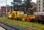 Die Matisa B 66 U eine Hochleistungs-Universal-Stopfmaschine mit Schotter-Kehrbürste am Anhänger (Rincalzatrice ferroviaria )  IT RFI 0300042-0, ex AD MRN BA 4372, der GCF Generale Costruzioni Ferroviarie S.p.A. abgestellt am 03.11.2019 beim Bahnhof Lecco.
Die B 66 U ist eine Hochleistungs-Stopfmaschine, die sich durch Stopfwerkzeuge mit einer Reichweite von 2800 mm ab Gleismitte auszeichnet. Sie ist insbesondere für die Bearbeitung von Weichen bestimmt ist. Die vier Stopfeinheiten können unabhängig voneinander in  allen drei Achsen bewegt werden, was sie besonders auszeichnet. Der seitliche Verfahrweg ermöglicht das Stopfen des abgehenden Stranges bis zu einem Abstand von 2.800 mm ab Gleisachse, während die Längsbeweglichkeit über 560 mm das Unterstopfen der schräg verlegten Langschwellen vereinfacht.
TECHNISCHE DATEN:
Spurweite: 1.435 mm	
Achsfolge: Bo´2´(ohne Anhänger)  	 
Eigengewicht: 78 t
Länge über Puffer : 34.485 mm  	 
Drehzapfenabstände: 14.300
Achsabstand der Drehgestelle: 1.800 mm
Raddurchmesser: 840 mm
Höchstgeschwindigkeit: 100 km/h (Eigen) / 100 km/h geschleppt
Leistung des Dieselmotors: 	563 kW 
Min. Kurvenradius im Fahrbetrieb: R 90 m (R 150 m im Zugverband)
Min. Kurvenradius im Arbeitsbetrieb: R 150 m
 Die Matisa B 66 U eine Hochleistungs-Universal-Stopfmaschine mit Schotter-Kehrbürste am Anhänger (Rincalzatrice ferroviaria )  IT RFI 0300042-0, ex AD MRN BA 4372, der GCF Generale Costruzioni Ferroviarie S.p.A. abgestellt am 03.11.2019 beim Bahnhof Lecco.
Die B 66 U ist eine Hochleistungs-Stopfmaschine, die sich durch Stopfwerkzeuge mit einer Reichweite von 2800 mm ab Gleismitte auszeichnet. Sie ist insbesondere für die Bearbeitung von Weichen bestimmt ist. Die vier Stopfeinheiten können unabhängig voneinander in  allen drei Achsen bewegt werden, was sie besonders auszeichnet. Der seitliche Verfahrweg ermöglicht das Stopfen des abgehenden Stranges bis zu einem Abstand von 2.800 mm ab Gleisachse, während die Längsbeweglichkeit über 560 mm das Unterstopfen der schräg verlegten Langschwellen vereinfacht.
TECHNISCHE DATEN:
Spurweite: 1.435 mm	
Achsfolge: Bo´2´(ohne Anhänger)  	 
Eigengewicht: 78 t
Länge über Puffer : 34.485 mm  	 
Drehzapfenabstände: 14.300
Achsabstand der Drehgestelle: 1.800 mm
Raddurchmesser: 840 mm
Höchstgeschwindigkeit: 100 km/h (Eigen) / 100 km/h geschleppt
Leistung des Dieselmotors: 	563 kW 
Min. Kurvenradius im Fahrbetrieb: R 90 m (R 150 m im Zugverband)
Min. Kurvenradius im Arbeitsbetrieb: R 150 m