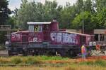 Am Ende des Kesselwagenzuges kommt Diesellok 2255 205-8 im Bahnhof von Ferrara zu hilfe.05.2025