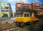 Ein Italienisches Gleisarbeitsfahrzeug mit hydraulischen Benelli Kran B.4000/2 (Autocarrello con gru vom Typ MERMEC MM 87) der RFI - Rete Ferroviaria Italiana (FS Eisenbahninfrastruktur) steht am 19 Juli 2022 bei Augusta (Sizilien). Da die Aufnahme aus einem Zug ist, leider mit Spieglungen.  Ein Italienisches Gleisarbeitsfahrzeug mit hydraulischen Benelli Kran B.4000/2 (Autocarrello con gru vom Typ MERMEC MM 87) der RFI - Rete Ferroviaria Italiana (FS Eisenbahninfrastruktur) steht am 19 Juli 2022 bei Augusta (Sizilien). Da die Aufnahme aus einem Zug ist, leider mit Spieglungen.