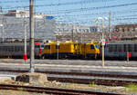 Der MerMec Mess- und Diagnose-Dieseltriebwagen SIRTER 2.0 / D.165.005 (99 83 9 165 005-3 I-RFI) der RFI - Rete Ferroviaria Italiana im Sandwich zwischen zwei „Tigern“ E.652.091-6 und E.652.138-5 (91 83 2652 091-6 I-MIR und 91 83 2652 138-5 I-MIR), sechsachsige E-Loks, der Mercitalia Rail S.r.l. am 14. Juli 2022 im Bahnhof Roma Termini.
Der Diagnose-Triebwagen (Autocarrello Diagnostico) namens SIRTER 2.0 dient zur Überprüfung der Geometrie und des Verschleißes von Gleis und Oberleitung, er wurde von der MER MEC S.p.A. in Monopoli (Italien) gebaut. 
TECHNISCHE DATEN (laut Anschriften):
Spurweite: 1.435 mm (Normalspur)
Begrenzungslinie: G1
Anzahl der Achsen: 4 (In 2 Drehgestellen)
Länge über Puffer: 16.240 mm
Drehzapfenabstand: 9.500 mm
Achsabstand im Drehgestell: 1.800 mm
Laufraddurchmesser: 920 mm (neu) / 840 mm (abgenutzt)
Höchstgeschwindigkeit: 100 km/h
Eigengewicht: 44 t
Dienstgewicht: 49 t
Bremse: Freno WU (LL)
Fährbootwinkel: max. 1° (In Italien für die Überfahrt nach Sizilien noch wichtig)
Kleinster befahrbarer Gleisbogen: R = 80 m
In dem Fahrzeug sind wohl 2 Dieselmotore verbaut, einer unter dem Fahrzeug als PowerPack für den Antrieb, sowie einer auf dem Fahrzeug für die elektrische Stromerzeug. Leider sind im Netz keine weiteren Angaben vorhanden. 
 Der MerMec Mess- und Diagnose-Dieseltriebwagen SIRTER 2.0 / D.165.005 (99 83 9 165 005-3 I-RFI) der RFI - Rete Ferroviaria Italiana im Sandwich zwischen zwei „Tigern“ E.652.091-6 und E.652.138-5 (91 83 2652 091-6 I-MIR und 91 83 2652 138-5 I-MIR), sechsachsige E-Loks, der Mercitalia Rail S.r.l. am 14. Juli 2022 im Bahnhof Roma Termini.
Der Diagnose-Triebwagen (Autocarrello Diagnostico) namens SIRTER 2.0 dient zur Überprüfung der Geometrie und des Verschleißes von Gleis und Oberleitung, er wurde von der MER MEC S.p.A. in Monopoli (Italien) gebaut. 
TECHNISCHE DATEN (laut Anschriften):
Spurweite: 1.435 mm (Normalspur)
Begrenzungslinie: G1
Anzahl der Achsen: 4 (In 2 Drehgestellen)
Länge über Puffer: 16.240 mm
Drehzapfenabstand: 9.500 mm
Achsabstand im Drehgestell: 1.800 mm
Laufraddurchmesser: 920 mm (neu) / 840 mm (abgenutzt)
Höchstgeschwindigkeit: 100 km/h
Eigengewicht: 44 t
Dienstgewicht: 49 t
Bremse: Freno WU (LL)
Fährbootwinkel: max. 1° (In Italien für die Überfahrt nach Sizilien noch wichtig)
Kleinster befahrbarer Gleisbogen: R = 80 m
In dem Fahrzeug sind wohl 2 Dieselmotore verbaut, einer unter dem Fahrzeug als PowerPack für den Antrieb, sowie einer auf dem Fahrzeug für die elektrische Stromerzeug. Leider sind im Netz keine weiteren Angaben vorhanden.