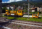 Das Oberleitungsinstandhaltungs-Fahrzeug/Veicolo di manutenzione
per linee alta velocità, ein SVI AVP 300 Gemini-01, IT-RFI 151 553-9, der RFI - Rete Ferroviaria Italiana, Direzione Territoriale Produzione Milano, steht am 11 Juli 2022 beim Bahnhof Varzo. Rechts davor stehen noch zwei Draisinen. Aufnahme aus einem Zug heraus.
TECHNISCHE DATEN: 
Spurweite: 1.435 mm (Normalspur)
Achsformel: B
Länge über Puffer: 12.270 mm
Achsabstand: 7.000 mm
Treibraddurchmesser: 840 mm (neu)
Höchstgeschwindigkeit: 80 km/h
Eigengewicht: 32.000 kg 
Max. Nutzlast: 3 t Das Oberleitungsinstandhaltungs-Fahrzeug/Veicolo di manutenzione
per linee alta velocità, ein SVI AVP 300 Gemini-01, IT-RFI 151 553-9, der RFI - Rete Ferroviaria Italiana, Direzione Territoriale Produzione Milano, steht am 11 Juli 2022 beim Bahnhof Varzo. Rechts davor stehen noch zwei Draisinen. Aufnahme aus einem Zug heraus.
TECHNISCHE DATEN: 
Spurweite: 1.435 mm (Normalspur)
Achsformel: B
Länge über Puffer: 12.270 mm
Achsabstand: 7.000 mm
Treibraddurchmesser: 840 mm (neu)
Höchstgeschwindigkeit: 80 km/h
Eigengewicht: 32.000 kg 
Max. Nutzlast: 3 t