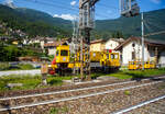 Das Oberleitungsinstandhaltungs-Fahrzeug/Veicolo di manutenzione
per linee alta velocità, ein SVI AVP 300 Gemini-01, IT-RFI 151 553-9, der RFI - Rete Ferroviaria Italiana, Direzione Territoriale Produzione Milano, steht am 11 Juli 2022 beim Bahnhof Varzo. Rechts davor stehen noch zwei Draisinen. Aufnahme aus einem Zug heraus.
TECHNISCHE DATEN: 
Spurweite: 1.435 mm (Normalspur)
Achsformel: B
Länge über Puffer: 12.270 mm
Achsabstand: 7.000 mm
Treibraddurchmesser: 840 mm (neu)
Höchstgeschwindigkeit: 80 km/h
Eigengewicht: 32.000 kg 
Max. Nutzlast: 3 t Das Oberleitungsinstandhaltungs-Fahrzeug/Veicolo di manutenzione
per linee alta velocità, ein SVI AVP 300 Gemini-01, IT-RFI 151 553-9, der RFI - Rete Ferroviaria Italiana, Direzione Territoriale Produzione Milano, steht am 11 Juli 2022 beim Bahnhof Varzo. Rechts davor stehen noch zwei Draisinen. Aufnahme aus einem Zug heraus.
TECHNISCHE DATEN: 
Spurweite: 1.435 mm (Normalspur)
Achsformel: B
Länge über Puffer: 12.270 mm
Achsabstand: 7.000 mm
Treibraddurchmesser: 840 mm (neu)
Höchstgeschwindigkeit: 80 km/h
Eigengewicht: 32.000 kg 
Max. Nutzlast: 3 t
