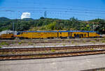 In Italien laufen schon die hochmodernen Maschinen mit Hybrid-Antriebssystem E³...
Hier ist die Plasser & Theurer UNIMAT 09-32/4S Dynamic E³ der Francesco Ventura Costruzioni Ferroviarie S.r.l. (Paola/Italien), gehört zur Salcef Group, am 16.07.2022 beim Bahnhof Sapri (Kampanien) abgestellt. Aufnahme aus einem IC heraus.
Das Plasser & Theurer Hybrid-Antriebssystem E³ treibt eine große, kontinuierlich arbeitende Weichenstopfmaschine an. Das neue Hybrid-Antriebskonzept E³ treibt die Maschine entweder durch einen Diesel- oder durch einen Elektromotor an, und zwar durch Nutzung der elektrischen Energie aus dem Fahrdraht (eine Nutzung durch Akkupower ist auch möglich). Beide Motoren erzeugen den Hydraulikdruck für alle Systeme, vom Fahrantrieb für Überstell- und Arbeitsfahrt bis zu den Arbeitsaggregaten. 
E³-Maschinen von Plasser & Theurer stehen für: Economic – Ecologic – Ergonomic.
 In Italien laufen schon die hochmodernen Maschinen mit Hybrid-Antriebssystem E³...
Hier ist die Plasser & Theurer UNIMAT 09-32/4S Dynamic E³ der Francesco Ventura Costruzioni Ferroviarie S.r.l. (Paola/Italien), gehört zur Salcef Group, am 16.07.2022 beim Bahnhof Sapri (Kampanien) abgestellt. Aufnahme aus einem IC heraus.
Das Plasser & Theurer Hybrid-Antriebssystem E³ treibt eine große, kontinuierlich arbeitende Weichenstopfmaschine an. Das neue Hybrid-Antriebskonzept E³ treibt die Maschine entweder durch einen Diesel- oder durch einen Elektromotor an, und zwar durch Nutzung der elektrischen Energie aus dem Fahrdraht (eine Nutzung durch Akkupower ist auch möglich). Beide Motoren erzeugen den Hydraulikdruck für alle Systeme, vom Fahrantrieb für Überstell- und Arbeitsfahrt bis zu den Arbeitsaggregaten. 
E³-Maschinen von Plasser & Theurer stehen für: Economic – Ecologic – Ergonomic.