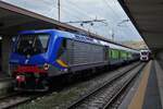 Lok E 464.264 wurde mit ihrem Zug von der Diesellok in den Bahnhof von Triest geschoben.