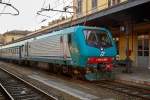   Die Trenitalia E 464 202 (91 83 2464 202-7 I-TI), ex FS E.464.202, steht am 27.12.2015 mit einem Regionalzug im Bahnhof Domodossola (I).