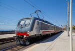 Im Sandwich zweier E.464 (gefhrt von der E.464.217, geschoben von der E.464.338) verlsst der Trenitalia InterCity Notte ICN 1959, von Roma Termini nach Syrakus (Siracusa), den Bahnhof Catania