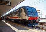 Im Sandwich zweier E.464 (gefhrt von der E.464.217, geschoben von der E.464.338) erreicht der Trenitalia InterCity Notte ICN 1959, von Roma Termini nach Syrakus (Siracusa), berpnktlich den Bahnhof