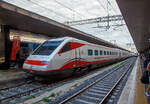Der Trenitalia Frecciabianca ETR.463.28 (Pendolino) steht am 13.07.2022 im Bahnhof Roma Termini zur Abfahrt bereit.

Der ETR.463 (von italienisch ElettroTreno Rapido) oder umgangssprachlich Pendolino ist ein von Trenitalia betriebener italienischer Neigezug von Fiat Ferroviaria. Noch während die Produktion der ETR.450 im Gange war, wurde mit dem Bau der zweiten Generation von Pendolino-Zügen begonnen. Die 10 Züge wurden 1991 von Italienischen Staatsbahn (FS) bestellt. Seit 2013 gehören die Züge zur Zuggattung Frecciabianca und bedienen von Rom aus Genua, Ravenna (und bis 2020 Reggio Calabria), sowie seit 2021 die Verbindung Venedig–Lecce über die Adriabahn.

Für den internationalen Verkehr (nach Frankreich) wurden die Züge 21, 27 und 28 im Jahre 1996 mit einer Zweisystem-Ausrüstung versehen, sodass sie auch mit Gleichstrom mit einer Spannung von 1500 V verkehren konnten. Die umgebauten Züge wurden der Baureihe ETR.463 zugeordnet. Die Züge kamen ab dem Winterfahrplan 1996 auf der Strecke Mailand–Turin–Lyon zum Einsatz. Eine geänderte Getriebeübersetzung gab den Zügen eine höhere Zugkraft zur einfacheren Überwindung der Rampen der Mont-Cenis-Bahn, dies setzte aber die Höchstgeschwindigkeit auf 200 km/h herunter. Die grenzüberschreitenden Fahrten wurden 2003 eingestellt und die Getriebeübersetzung wieder zurückgeändert, sodass sie wieder ihre alte Höchstgeschwindigkeit erreichen konnten.

Aus der Baureihe ETR.460/463 wurde die Baureihe ETR.470 Cisalpino abgeleitet, die zusätzlich über eine Wechselstromausrüstung für eine Spannung von 15 kV 16,7 Hz~ verfügt und deshalb auch in der Schweiz, Deutschland, Österreich und Griechenland verkehren konnte.

Technik
Die Züge sind neunteilig und bestehen technisch aus drei unabhängigen Traktionseinheiten. Jeder der Drittelzüge besteht aus einem antriebslosen Wagen und zwei Wagen mit je einem Stromrichter in GTO-Thyristor-Technik und zwei Fahrmotoren. Die am Wagenkasten befestigten Motoren treiben jeweils, über eine Kardanwelle, die innere Achse jedes Drehgestells an, sodass jeder Antriebswagen über zwei Triebachsen verfügt. Die ETR.463 und unterscheiden sich von den ETR 460 nur durch die Zweisystem-Traktionsausrüstung und die zeitweise geänderte Getriebeübersetzung.

Im Gegensatz zum Vorgänger ETR.450 erhielten die Endwagen eine neue breitere eher eckiger wirkende Kopfform, die vom Industriedesigner Giorgio Giugiaro entworfen worden war. Die Mittelwagen wurden aus leichten extrudierten Aluminiumprofilen gebaut. Ein neues vollständig Unterflur angeordnetes Neigetechniksystem schränkt nicht mehr die Breite des Innenraums ein, sodass in der zweiten Klasse eine 2+2-Bestuhlung möglich wurde – die ETR 450 hatten noch eine 2+1-Bestuhlung, auch in der 2. Klasse.

TECHNISCHE DATEN:
Anzahl: 3
Hersteller: Fiat Ferroviaria
Baujahre: 1995–1996
Spurweite:  1.435 mm (Normalspur)
Achsformel: (1A)'(A1)' + (1A)'(A1)' + 2'2' + 2'2' + (1A)'(A1)' + (1A)'(A1)' + 2'2' + (1A)'(A1)' + (1A)'(A1)'
Länge: 236.600 mm
Leergewicht: 452 t  
Treibraddurchmesser: 890 mm (neu)
Höchstgeschwindigkeit: 250 km/h  (bis 2003 vor Umbau 200 km)
Stundenleistung: 6000 kW (bei 3 kV
Dauerleistung: 12 × 490 kW = 5.880 kW (unter 1,5 kV 3.920 kW)
Anfahrzugkraft:  260 kN
Stromsystem: 3 kV = und 1,5 kV = (DC)
Stromübertragung: Oberleitung
Sitzplätze: 134 (1. Klasse) und 322 (2. Klasse)