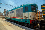 Die Trenitalia (100-prozentige Tochtergesellschaft der FS) Diesellos D.345 1010 (92 83 2345 010-8 I-TI) und die D.245 6112 (98 83 2245 712-4 I-TI) rangieren am 14.07.2022 im Bahnhof Roma Termini.

Die D.345 ist eine Baureihe von Diesellokomotiven der italienischen Staatseisenbahn Ferrovie dello Stato, sie wurde für alle Dienste auf nicht elektrifizierten Strecken konzipiert. Die insgesamt 145 gebauten Exemplare wurden in verschiedenen Baulosen beschafft, die sich aber nicht wesentlich unterscheiden. Dank einer Höchstgeschwindigkeit von 130 km/h kann die Baureihe D.345 auf Haupt- und Nebenbahnstrecken eingesetzt werden. Die Loks besitzen aber keine Zugheizanlage und werden deshalb heute nur noch vor Güterzügen eingesetzt, früher wurden mit den Personenzügen auch Heizwaggons mit Dieselaggregat zur Zugheizung mitgeführt. 

Der verbaute Dieselmotor ist der Fiat Typ 218SSF mit Direkteinspritzung, mit 8 V-förmig angeordneten Zylindern, mit einer Leistung von 1.350 PS bei 1500 U/min, dieser treibt einen von TIBB gebauten Gleichstromgenerator mit einer Leistung von 960 kW an.

TECHNISCHE DATEN:
Gebaute Anzahl: 145
Baujahre: 1974–1979
Hersteller: Konsortium aus Breda, Fiat, Marelli, Italiano Bronwn Boveri, italtrafo und Sofer
Spurweite: 1.435 mm (Normalspur)
Achsformel: Bo'Bo'
Länge über Puffer: 13.240 mm
Drehzapfenabstand: 9.560 mm
Achsabstand im Drehgestell: 1.960 mm
Treibraddurchmesser:  1.040 mm
Dienstgewicht:  64 t
Höchstgeschwindigkeit: 130 km/h 
Dauerleistung:  960 kW
Übersetzungsverhältnis: 1 / 2,56
Antriebart: Dieselelektrisch