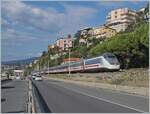 Der von je einer E 414 an der Spitze und am Schluss gefhrt, erreicht der FS Trenitalia IC 631 von Ventimiglia nach Milano bei Borgio Verezzi in Krze seinen nchsten Halt Finale Ligure.
