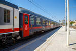 Der Trenitalia intercity notte Comfort Liegewagen 50 83 59-78 115-2 I-TI der Gattung Bc (ex FS 51684), eingereiht als Wagen 4 in den ICN 1959 von Roma Termini nach Syrakus (Siracusa), am 18 Juli 2022 im Bahnhof Catania Centrale. Diese Wagen haben 36 Liegewagenplätze (am Tag Sitzplätze und in der Nacht Liegen) in 9 Abteilen (á 4 Personen). 

Der Wagen ist vom Typ UIC-X T4 ‘98R, die zwischen 1964 und 1988 gebaut wurden. Um die Lebensdauer des UIC-X zu verlängern und zu verbessern, begann FS (später Trenitalia) Mitte der 1990er Jahre mit der Modernisierung einer Reihe von Fernverkehrswagen.

TECHNISCHE DATEN: 
Spurweite: 1.435 mm (Normalspur)
Länge über Puffer: 26.400 mm
Breit: 2.825 mm
Höhe: 4.050 mm
Drehzapfenabstand: 19.000 mm
Achsanstand im Drehgestell: 2.560 mm
Fußbodenhöhe von SO: 1.223 mm
Sitzplätze: 36 (2. Klasse), bzw. bei Nacht Liegen in 9 Abteilen (á 4 Personen)
Eigengewicht: 43 t
Höchstgeschwindigkeit: 160 km/h
Bremsbauart: Freno WU-R (D) 65t
