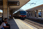 Im Sandwich zweier E.464 (geführt von der E.464.217, geschoben von der E.464.338) erreicht der Trenitalia InterCity Notte ICN 1959, von Roma Termini nach Syrakus (Siracusa), am 18 Juli 2022 überpünktlich den Bahnhof Catania Centrale. 