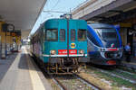Alt und Modern nebeneinander am 19 Juli 2022 im Bahnhof Syrakus (Stazione di Siracusa), links der Dieseltriebwagen ALn 668 3032 (95 83 4668 332-8 I-Ti), als Regionalzug als R 12946 nach Augusta und rechts der Minuetto ME 040 als R 5518 nach Bicocca über Catania. Beide gehören/gehörten zur Trenitalia (100-prozentige Tochtergesellschaft der FS) steht. 

Wir wollten schon mit dem Aln 668 3032 bis Augusta fahren, was ein Teil des Weges nach unserem Ziel Catania war. Dann kam der Minuetto ME eingefahren und die Ansage das der Zug als R 5518 nach Bicocca über Catania fährt. Also wieder rüber auf Gleis 1. Wir hatten ihn einfach nicht am Schirm, weil wir das Zugziel „Bicocca“ nicht kannten. Der Zuglauf ist auch sehr ungewöhnlich, wie folgt: Siracusa 16:01 - Augusta 16:21 - Lentini 16:43 - Bicocca (ohne Halt) - Catania Aeroporto Fontanarossa 17:00 - Catania Centrale 17:08 - Catania Aeroporto Fontanarossa 17:24 - Bicocca 17:31. Danach kommt der Zug leer wieder nach Catania Centale