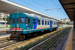 Der Dieseltriebwagen ALn 668 3032 (95 83 4668 332-8 I-Ti) der Trenitalia (100-prozentige Tochtergesellschaft der FS) steht am 19 Juli 2022, als Regionalzug als R 12946 nach Augusta, im Bahnhof Syrakus (Stazione di Siracusa). 

Der Dieseltriebwagen (Verbrennungstriebwagen) wurde 1980 von der Officine Meccaniche Calabresi O.ME.CA S.p.A. in Reggio Calabria gebaut und an die FS - Ferrovie dello Stato Italiane (Italienische Staatseisenbahnen) geliefert. Mit der Aufteilung in einzelne Betriebsgesellschaften der FS im Jahr 2000 kam der VT zur heutigen Tochtergesellschaft Trenitalia.

Die O.ME.CA. (deutsch Kalabrische Mechanische Werkstätten) war ein Hersteller von Schienenfahrzeugen mit Sitz in der Stadt Reggio Calabria, später gehörte sie zur AnsaldoBreda S.p.A., im Laufe der Zeit führte der Auftragsrückgang zu einer Verkleinerung der gesamten AnsaldoBreda-Gruppe und seit Februar 2015 gehört sie zur Hitachi Rail Italy S.p.A.. Die Stadt Reggio Calabria liegt an der Südspitze der italienischen Apenninhalbinsel (Stiefelspitze) und somit an der Ostseite der Straße von Messina gegenüber von Messina (Sizilien).

Geschichte der ALn 668:
Zu Beginn der 1950er Jahre war der Dieseltriebwagenbestand der italienischen Staatsbahnen für jene Dienste, für den er eigentlich ausgelegt war, praktisch unbrauchbar geworden. Zudem verursachte die große Zahl der verschiedenen Typen einige Schwierigkeiten beim Unterhalt und bei der Beschaffung von Ersatzteilen.

Zur Modernisierung des Reiseverkehrs auf dem sizilianischen Schmalspurnetz der FS wurden ab Januar 1950 Triebwagen des Typs RALn 60 eingesetzt. Bei der Konstruktion dieser Bauart konnten technische Erfahrungen gesammelt werden, die in der Folge auch für die regelspurigen (normalspurigen) Dieseltriebwagen von FIAT verwendet werden konnten.

Im Jahre 1954 wurde dann das Projekt eines standardisierten Dieseltriebwagens aufgenommen, welcher – gestützt auf die Erfahrungen mit den beiden bereits im Betrieb befindlichen Triebwagenserien – die Probleme im Dieselfahrzeugpark der FS lösen sollte. Der neue Triebwagen wurde auf 68 Sitzplätze ausgelegt, davon 8 erster und 60 zweiter Klasse. Gemäß dem Klassifikationssystem der FS wurde er als Leichter Dieseltriebwagen „Automotrice Leggera a Nafta 668“ (Leichter Dieseltriebwagen 668), kurz ALn 668 bezeichnet. Die Verdoppelung der Anfangsziffer „66“ wurde eingeführt, um Baureihen mit Vielfachsteuerung kenntlich zu machen.

Dank der breitgefächerten Verwendungsmöglichkeiten dieser Fahrzeuge und der mehr als 700 Exemplare, welche die italienischen Staatsbahnen in 30 Jahren anschafften, wurde diese Bauart vor allem ab den 1960er Jahren zum eigentlichen Rückgrat des italienischen Regionalverkehrs und erst in neuerer Zeit, durch die Minuetto, fast ganz auf Nebenbahnlinien verdrängt.

Projektierung und Anforderungen an das Fahrzeug:
Im Jahre 1954 bestellten die FS bei der Fiat Ferroviaria die ersten drei Prototypen der Serie: Sie erhielten die Nummern 1401 bis 1403.

Nach den gemischten Erfahrungen mit den großen einmotorigen Triebwagen ALn 990 und Aln 880 orientierte man sich beim Entwurf der neuen Fahrzeuge an die Erfolge mit den Vorkriegs-Triebwagen, den „Littorine“ (ALn 40, ALn 56, ALn 80 usw.), welche mit zwei Motoren ausgestattet waren. Es wurde auch der seit der Vorkriegszeit eingetretene technische Fortschritt mitberücksichtigt und die Technik gegenüber den Littorine wesentlich verbessert.

Die Entscheidung, die neuen Triebwagen mit zwei Motoren auszustatten, bot verschiedene Vorteile: Die beiden unabhängigen Traktionsgruppen mit weitverbreiteten Dieselmotoren erlaubten es, die Kosten für den Antrieb relativ tief zu halten, das Vorhandensein von zwei Treibachsen verbesserte die Adhäsion und die Ersatzteile waren günstiger und einfacher zu bevorraten. Alle mechanischen Teile sind einfach, leicht und wartungsarm ausgeführt. Zudem waren die Dieselmotoren aus der FIAT LKW-Massenproduktion was weiter die Kosten reduzierte.

Gegenüber den Vorkriegstriebwagen neu entwickelt wurde die Steuerung einschließlich der Kupplungsbetätigung, welche nunmehr elektrisch erfolgt. Damit konnte die von Straßenfahrzeugen bekannte Pedalbedienung aufgegeben werden. Ebenfalls eine Neuerung stellte die Verwendung von Lkw-Motoren für Triebwagen dar. Die wichtigste Neuerung betraf jedoch den Einbauort der Motoren. diese wurden nicht mehr im Kasten eingebaut, sondern befinden sich als „Unterflurmotor“ nunmehr unterhalb des Kastens. Damit konnten die Probleme der Instabilität bei hoher Geschwindigkeit und der Übertragung von Vibrationen des Zuges während der Fahrt auf heikle mechanische Teile, welche bei den Vorgängermodellen Quelle von Beschädigungen und häufigen Reparaturen war, gelöst werden.

Die Unterfluranordnung des Fahrmotors war auch das Merkmal der damals neuen Aln 668 Triebwagen, um maximalen Platz für Fahrgäste und Servicepersonal zu schaffen. Diese Technik setzte weltweit Maßstäbe im italienischen Eisenbahnbau, so dass der Einsatz des Horizontalzylindermotors Anfang der 1950er Jahre von den maßgeblichen internationalen Eisenbahnzeitschriften oft als „italienische Lösung“ bezeichnet wurde, die heute Standard ist (heute meist als Power-Packs).

Die Wagen erhielten Seitenpuffer und Regel-Schraubenkupplungen.

Von den Diesel-Triebwagen vom Typ FS ALn 668 wurden von 1951 bis 1981 insgesamt 787 Stück in 12 Serien bzw. drei Generationen gebaut. Mit der dritten Generation, der Serie 1200 und 3000 kehrten die FS wieder zu Mitteleinstiegen zurück, behielten jedoch die größere Wagenlänge der Serie 1900 bei. Durch einen vergrößerten Einstiegsbereich konnte die Ein- und Ausstiegszeit insgesamt verkürzt werden. Die Stirnseiten wurden verändert, das Dach ist an den Wagenenden nicht mehr heruntergezogen. Von dieser Dieseltriebwagen Serie vom Typ FS ALn 668.3000 (ALn 668 Serie 3000) wurden zwischen1980-1981 von FIAT Ferroviaria Savigliano und Officine Meccaniche Calabresi (O.ME.CA), insgesamt 40 Stück, gebaut.

FS Aln 668 – Serie 3000 – der 3.Generation:
Die FS ALn 668.3000-Triebwagen, auch bekannt als ALn 668 Baureihe 3000, gehören zur dritten Generation der ALn 668-Gruppe, die in chronologischer Reihenfolge aus den Baureihen 1900, 1000, 1200, 3000, 3100 und 3300 besteht.

Die Baureihe/Serie 3000 (FIAT Typ 7241 S) ist die aufgeladene Version der Baureihe 1200 (FIAT Typ 7241), die sich durch ihre Höchstgeschwindigkeit von 130 km/h, anstatt der 110 km/h, unterscheidet.

Bau der Serie 3000:
1978 wurden 120 Triebwagen des Typs ALn 668.3000 der FS bestellt. Die Serie blieb jedoch aufgrund der Entscheidung, die Mehrfachtraktionsmöglichkeit auf drei statt zwei Triebwagen zu erweitern, auf 40 Einheiten begrenzt. Diese Entscheidung führte 1980 zur Schaffung der neuen Serie 3100 mit den verbleibenden 80 Triebwagen.

Der Bau der vierzig Triebwagen des Typs ALn 668.3000 wurde dann zu gleichen Teilen zwischen FIAT Ferroviaria und Officine Meccaniche Calabresi (O.ME.CA), aufgeteilt. So wurden die ALn 668.3001-3020 von FIAT Ferroviaria in Savigliano (im Piemont) 1980 und die ALn 668.3021-3040 (wie dieser hier) von der O.ME.CA S.p.A. in Reggio Calabria 1980 und 1981 gebaut und geliefert.

Merkmale:
Die Triebwagen ALn 668.3000 verfügen über eine Kapazität von 68 Sitzplätzen, 8 Sitzplätze in der 1.Klasse und 60 (heute 57) in der 2.Klasse. Die Triebwagen und wurden von zwei Dieselmotoren mit einer Nennleistung von jeweils 147 kW angetrieben, die später auf 170 kW erhöht wurde. Diese ermöglichen eine Höchstgeschwindigkeit von 130 km/h und eine Reichweite von ca. 600 km. 

Die Triebwagen ALn 668.3000 können zusammen mit den Steuerwagen Ln 664.1400 gefahrenwerden und sind für den Mehrfachtraktionsbetrieb in Doppeltraktion geeignet.


Unterschiede zur 1200er-Serie: 
Der ALn 668.3000 unterscheidet sich von der 1200er-Serie nur durch den aufgeladenen IVECO 8217.32-Dieselmotor und die daraus resultierende Dimensionierung der Getriebekomponenten in Abhängigkeit von der höheren entwickelten Leistung, sowie höher Höchstgeschwindigkeit von 130 km/h.

Motor und Getriebe:
Der Motor der 3000er-Serie nutzt die aufgeladenen IVECO 8217.32-Motoren, die ab der 1900er-Serie verbaut wurden. Ihre gesteigerte Leistung ermöglicht eine Höchstgeschwindigkeit von 130 km/h ohne Achs-Getriebewechsel und mit der gleichen Achsübersetzung wie bei den 1900er- und 1000er-Serien.

Der aufgeladene Motor erforderte außerdem den Einsatz eines größeren Hydraulikgetriebes, einer Zweischeibenkupplung und die Verlegung der Schalldämpfer vom Dach in spezielle vertikale Auspufföffnungen an den Seiten des hinteren Vorraums, wie bei den Vorgängermodellen der 1900er- und 1000er-Serie.

TECHNISCHE DATEN der ALn 668 Serie 3000 (3. Generation):
Baujahre: 1980/81
Gebaute Anzahl: 40
Spurweite: 1.435 mm (Normalspur)
Achsfolge: (1A)(A1)
Länge über Puffer:  23.540 mm	
Drehzapfenabstand: 15.940 mm
Achsabstand im Drehgestell:  2.450 mm
Treib- und Laufraddurchmesser: 920 mm (neu)
Breite: 2.878 mm
Höhe:  3.698 mm
Eigengewicht: 37.000 kg
Motor (2 Stück): 6-Zylinder-Dieselmotor Typ IVECO 8217.32.033 
Hubraum: 13,8 Liter (Bohrung Ø137 mm x 156 mm Hub)
Nennleistung: ursprünglich 147 kW, später 170 kW bei 1.850 U/min (340 KW Ges.)
Leerlaufdrehzahl: 650 U/min
Ladeluftversorgung: Holset Turbolader (Cummins) mit Ladeluftkühler und Abgasrückführung
Hydrostatische: Kühlerlüftersteuerung
Durchmesser Drehmomentwandler (hydrodynamisch): 500 mm
Zweischeibenkupplung: Trockene Doppelscheibenkupplung
Übersetzungen FIAT 5-Gang-Schaltgetriebe (i=1: x): 5,37 im 1.Gang; 3,4 im 2.Gang; 2,01 im 3.Gang; 1,27 im 4.Gang und 1,0 im 5.Gang.
Maximale Geschwindigkeiten: 24 km/h im 1.Gang; 40 km/h im 2.Gang; 65 km/h im 3.Gang; 104 km/h im 4.Gang und 130 km/h im 5.Gang.
Installierte Leistung: 2 x 206 kW
Dauerleistung: 2 x 147 kW
Höchstgeschwindigkeit: 130 km/h
Leitungsübertragung: Jeweils vom Dieselmotor über hydrodynamischen Drehmomentwandler (hydraulisches Getriebe), Doppelscheibenkupplung, FIAT mechanisches 5-Gang-Schaltgetriebe und Achsengetriebe (i=1:2,39) auf die Achse und somit auf die Räder
Sitzplätze: 8 in der 1. Klasse und 57 in der 2. Klasse
Dieseltank (zweiteilig): 2 x 300 Liter = 600 Liter dm³ Tank
Stromgenerator: 2,4 kW 24 V Lichtmaschine
Luftkompressor Typ: AC.75ZB
Bremse: Frenu WU-P (42 t)

Die Nennleistung der Motoren war zunächst wie bei den Baureihen 1900 und 1000 auf 147 kW begrenzt (gedrosselt). Nach den positiven Ergebnissen der Tests mit den ALn 668.1000 und 3000 im Depot Cuneo sowie mit den ALn 668.3100 im Depot Benevento zwischen 1980 und 1981 beschlossen die Triebwagendepots jedoch, die Leistung auf 170 kW zu erhöhen.

Einsatz: 
Seit den neunnziger Jahre konzentrierten sich die Einsätze der ALn 668.3000er auf Sizilien im Depot von Palermo, von wo aus einige Einheiten im folgenden Jahrzehnt in die Depots nach Catania und Fabriano verlagert wurden.

Für den historischen Fuhrpark erhaltene Einheiten:
Im Jahr 2023 wurden die ALn 3010 und 3040 von der Fondazione FS Italiane für den Einsatz in historischen Zügen erworben und erhielten ihre ursprüngliche „graublau-beige Pergament“-Lackierung zurück, sie sind derzeit im Lokdepot Palermo untergebracht. Ansonsten sind sie seit Juli 2025 wohl nicht mehr im Einsatz.

Trotz ihres Alters waren die ALn 668 aufgrund ihrer niedrigen Betriebskosten sowie ihres hohen Komforts und ihrer Zuverlässigkeit von ihrer Bauzeit bis Juli 2025 im Einsatz. Sie wurden nun durch modernere und umweltfreundlichere Züge wie den dieselbetriebenen Minuetto ALn 501/502, die Mehrstoff-Elektrozüge Blues HTR 312/412, den Pesa ATRIBO ATR 220 und verschiedene Stadler-Straßenzüge wie den ATR 115 und den ATR 803 ersetzt.

Der ALn 668 galt als Standardtriebwagen mit Verbrennungsmotor der FS. Der ALn 663 ist völlig ähnlich und erhielt trotz gleicher Mechanik eine andere Klassifizierung (BR), die sich ausschließlich auf die neue Innenausstattung stützte, die die Anzahl der Sitzplätze von 68 auf 63 reduzierte.

Quellen: Trenitalia, Anschriften am VT, Wikipedia (Italien und D) 
Stand: September 2025
