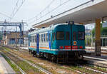 Der Dieseltriebwagen ALn 668 3032 (95 83 4668 332-8 I-Ti) der Trenitalia (100-prozentige Tochtergesellschaft der FS) fährt am 19 Juli 2022 in Bahnhof Syrakus (Stazione di Siracusa) ein und wird als Regionalzug als R 12946 nach Augusta bereitgestellt. Die roten Lichter täuschen hier.  

Der Dieseltriebwagen (Verbrennungstriebwagen) wurde 1980 von der Officine Meccaniche Calabresi O.ME.CA S.p.A. in Reggio Calabria gebaut und an die FS - Ferrovie dello Stato Italiane (Italienische Staatseisenbahnen) geliefert. Mit der Aufteilung in einzelne Betriebsgesellschaften der FS im Jahr 2000 kam der VT zur heutigen Tochtergesellschaft Trenitalia.

Die O.ME.CA. (deutsch Kalabrische Mechanische Werkstätten) war ein Hersteller von Schienenfahrzeugen mit Sitz in der Stadt Reggio Calabria, später gehörte sie zur AnsaldoBreda S.p.A., im Laufe der Zeit führte der Auftragsrückgang zu einer Verkleinerung der gesamten AnsaldoBreda-Gruppe und seit Februar 2015 gehört sie zur Hitachi Rail Italy S.p.A.. Die Stadt Reggio Calabria liegt an der Südspitze der italienischen Apenninhalbinsel (Stiefelspitze) und somit an der Ostseite der Straße von Messina gegenüber von Messina (Sizilien).

Geschichte der ALn 668:
Zu Beginn der 1950er Jahre war der Dieseltriebwagenbestand der italienischen Staatsbahnen für jene Dienste, für den er eigentlich ausgelegt war, praktisch unbrauchbar geworden. Zudem verursachte die große Zahl der verschiedenen Typen einige Schwierigkeiten beim Unterhalt und bei der Beschaffung von Ersatzteilen.

Zur Modernisierung des Reiseverkehrs auf dem sizilianischen Schmalspurnetz der FS wurden ab Januar 1950 Triebwagen des Typs RALn 60 eingesetzt. Bei der Konstruktion dieser Bauart konnten technische Erfahrungen gesammelt werden, die in der Folge auch für die regelspurigen (normalspurigen) Dieseltriebwagen von FIAT verwendet werden konnten.

Im Jahre 1954 wurde dann das Projekt eines standardisierten Dieseltriebwagens aufgenommen, welcher – gestützt auf die Erfahrungen mit den beiden bereits im Betrieb befindlichen Triebwagenserien – die Probleme im Dieselfahrzeugpark der FS lösen sollte. Der neue Triebwagen wurde auf 68 Sitzplätze ausgelegt, davon 8 erster und 60 zweiter Klasse. Gemäß dem Klassifikationssystem der FS wurde er als Leichter Dieseltriebwagen „Automotrice Leggera a Nafta 668“ (Leichter Dieseltriebwagen 668), kurz ALn 668 bezeichnet. Die Verdoppelung der Anfangsziffer „66“ wurde eingeführt, um Baureihen mit Vielfachsteuerung kenntlich zu machen.

Dank der breitgefächerten Verwendungsmöglichkeiten dieser Fahrzeuge und der mehr als 700 Exemplare, welche die italienischen Staatsbahnen in 30 Jahren anschafften, wurde diese Bauart vor allem ab den 1960er Jahren zum eigentlichen Rückgrat des italienischen Regionalverkehrs und erst in neuerer Zeit, durch die Minuetto, fast ganz auf Nebenbahnlinien verdrängt.

Projektierung und Anforderungen an das Fahrzeug:
Im Jahre 1954 bestellten die FS bei der Fiat Ferroviaria die ersten drei Prototypen der Serie: Sie erhielten die Nummern 1401 bis 1403.

Nach den gemischten Erfahrungen mit den großen einmotorigen Triebwagen ALn 990 und Aln 880 orientierte man sich beim Entwurf der neuen Fahrzeuge an die Erfolge mit den Vorkriegs-Triebwagen, den „Littorine“ (ALn 40, ALn 56, ALn 80 usw.), welche mit zwei Motoren ausgestattet waren. Es wurde auch der seit der Vorkriegszeit eingetretene technische Fortschritt mitberücksichtigt und die Technik gegenüber den Littorine wesentlich verbessert.

Die Entscheidung, die neuen Triebwagen mit zwei Motoren auszustatten, bot verschiedene Vorteile: Die beiden unabhängigen Traktionsgruppen mit weitverbreiteten Dieselmotoren erlaubten es, die Kosten für den Antrieb relativ tief zu halten, das Vorhandensein von zwei Treibachsen verbesserte die Adhäsion und die Ersatzteile waren günstiger und einfacher zu bevorraten. Alle mechanischen Teile sind einfach, leicht und wartungsarm ausgeführt. Zudem waren die Dieselmotoren aus der FIAT LKW-Massenproduktion was weiter die Kosten reduzierte.

Gegenüber den Vorkriegstriebwagen neu entwickelt wurde die Steuerung einschließlich der Kupplungsbetätigung, welche nunmehr elektrisch erfolgt. Damit konnte die von Straßenfahrzeugen bekannte Pedalbedienung aufgegeben werden. Ebenfalls eine Neuerung stellte die Verwendung von Lkw-Motoren für Triebwagen dar. Die wichtigste Neuerung betraf jedoch den Einbauort der Motoren. diese wurden nicht mehr im Kasten eingebaut, sondern befinden sich als „Unterflurmotor“ nunmehr unterhalb des Kastens. Damit konnten die Probleme der Instabilität bei hoher Geschwindigkeit und der Übertragung von Vibrationen des Zuges während der Fahrt auf heikle mechanische Teile, welche bei den Vorgängermodellen Quelle von Beschädigungen und häufigen Reparaturen war, gelöst werden.

Die Unterfluranordnung des Fahrmotors war auch das Merkmal der damals neuen Aln 668 Triebwagen, um maximalen Platz für Fahrgäste und Servicepersonal zu schaffen. Diese Technik setzte weltweit Maßstäbe im italienischen Eisenbahnbau, so dass der Einsatz des Horizontalzylindermotors Anfang der 1950er Jahre von den maßgeblichen internationalen Eisenbahnzeitschriften oft als „italienische Lösung“ bezeichnet wurde, die heute Standard ist (heute meist als Power-Packs).

Die Wagen erhielten Seitenpuffer und Regel-Schraubenkupplungen.

Von den Diesel-Triebwagen vom Typ FS ALn 668 wurden von 1951 bis 1981 insgesamt 787 Stück in 12 Serien bzw. drei Generationen gebaut. Mit der dritten Generation, der Serie 1200 und 3000 kehrten die FS wieder zu Mitteleinstiegen zurück, behielten jedoch die größere Wagenlänge der Serie 1900 bei. Durch einen vergrößerten Einstiegsbereich konnte die Ein- und Ausstiegszeit insgesamt verkürzt werden. Die Stirnseiten wurden verändert, das Dach ist an den Wagenenden nicht mehr heruntergezogen. Von dieser Dieseltriebwagen Serie vom Typ FS ALn 668.3000 (ALn 668 Serie 3000) wurden zwischen1980-1981 von FIAT Ferroviaria Savigliano und Officine Meccaniche Calabresi (O.ME.CA), insgesamt 40 Stück, gebaut.

FS Aln 668 – Serie 3000 – der 3.Generation:
Die FS ALn 668.3000-Triebwagen, auch bekannt als ALn 668 Baureihe 3000, gehören zur dritten Generation der ALn 668-Gruppe, die in chronologischer Reihenfolge aus den Baureihen 1900, 1000, 1200, 3000, 3100 und 3300 besteht.

Die Baureihe/Serie 3000 (FIAT Typ 7241 S) ist die aufgeladene Version der Baureihe 1200 (FIAT Typ 7241), die sich durch ihre Höchstgeschwindigkeit von 130 km/h, anstatt der 110 km/h, unterscheidet.

Bau der Serie 3000:
1978 wurden 120 Triebwagen des Typs ALn 668.3000 der FS bestellt. Die Serie blieb jedoch aufgrund der Entscheidung, die Mehrfachtraktionsmöglichkeit auf drei statt zwei Triebwagen zu erweitern, auf 40 Einheiten begrenzt. Diese Entscheidung führte 1980 zur Schaffung der neuen Serie 3100 mit den verbleibenden 80 Triebwagen.

Der Bau der vierzig Triebwagen des Typs ALn 668.3000 wurde dann zu gleichen Teilen zwischen FIAT Ferroviaria und Officine Meccaniche Calabresi (O.ME.CA), aufgeteilt. So wurden die ALn 668.3001-3020 von FIAT Ferroviaria in Savigliano (im Piemont) 1980 und die ALn 668.3021-3040 (wie dieser hier) von der O.ME.CA S.p.A. in Reggio Calabria 1980 und 1981 gebaut und geliefert.

Merkmale:
Die Triebwagen ALn 668.3000 verfügen über eine Kapazität von 68 Sitzplätzen, 8 Sitzplätze in der 1.Klasse und 60 (heute 57) in der 2.Klasse. Die Triebwagen und wurden von zwei Dieselmotoren mit einer Nennleistung von jeweils 147 kW angetrieben, die später auf 170 kW erhöht wurde. Diese ermöglichen eine Höchstgeschwindigkeit von 130 km/h und eine Reichweite von ca. 600 km. 

Die Triebwagen ALn 668.3000 können zusammen mit den Steuerwagen Ln 664.1400 gefahrenwerden und sind für den Mehrfachtraktionsbetrieb in Doppeltraktion geeignet.


Unterschiede zur 1200er-Serie: 
Der ALn 668.3000 unterscheidet sich von der 1200er-Serie nur durch den aufgeladenen IVECO 8217.32-Dieselmotor und die daraus resultierende Dimensionierung der Getriebekomponenten in Abhängigkeit von der höheren entwickelten Leistung, sowie höher Höchstgeschwindigkeit von 130 km/h.

Motor und Getriebe:
Der Motor der 3000er-Serie nutzt die aufgeladenen IVECO 8217.32-Motoren, die ab der 1900er-Serie verbaut wurden. Ihre gesteigerte Leistung ermöglicht eine Höchstgeschwindigkeit von 130 km/h ohne Achs-Getriebewechsel und mit der gleichen Achsübersetzung wie bei den 1900er- und 1000er-Serien.

Der aufgeladene Motor erforderte außerdem den Einsatz eines größeren Hydraulikgetriebes, einer Zweischeibenkupplung und die Verlegung der Schalldämpfer vom Dach in spezielle vertikale Auspufföffnungen an den Seiten des hinteren Vorraums, wie bei den Vorgängermodellen der 1900er- und 1000er-Serie.

TECHNISCHE DATEN der ALn 668 Serie 3000 (3. Generation):
Baujahre: 1980/81
Gebaute Anzahl: 40
Spurweite: 1.435 mm (Normalspur)
Achsfolge: (1A)(A1)
Länge über Puffer:  23.540 mm	
Drehzapfenabstand: 15.940 mm
Achsabstand im Drehgestell:  2.450 mm
Treib- und Laufraddurchmesser: 920 mm (neu)
Breite: 2.878 mm
Höhe:  3.698 mm
Eigengewicht: 37.000 kg
Motor (2 Stück): 6-Zylinder-Dieselmotor Typ IVECO 8217.32.033 
Hubraum: 13,8 Liter (Bohrung Ø137 mm x 156 mm Hub)
Nennleistung: ursprünglich 147 kW, später 170 kW bei 1.850 U/min (340 KW Ges.)
Leerlaufdrehzahl: 650 U/min
Ladeluftversorgung: Holset Turbolader (Cummins) mit Ladeluftkühler und Abgasrückführung
Hydrostatische: Kühlerlüftersteuerung
Durchmesser Drehmomentwandler (hydrodynamisch): 500 mm
Zweischeibenkupplung: Trockene Doppelscheibenkupplung
Übersetzungen FIAT 5-Gang-Schaltgetriebe (i=1: x): 5,37 im 1.Gang; 3,4 im 2.Gang; 2,01 im 3.Gang; 1,27 im 4.Gang und 1,0 im 5.Gang.
Maximale Geschwindigkeiten: 24 km/h im 1.Gang; 40 km/h im 2.Gang; 65 km/h im 3.Gang; 104 km/h im 4.Gang und 130 km/h im 5.Gang.
Installierte Leistung: 2 x 206 kW
Dauerleistung: 2 x 147 kW
Höchstgeschwindigkeit: 130 km/h
Leitungsübertragung: Jeweils vom Dieselmotor über hydrodynamischen Drehmomentwandler (hydraulisches Getriebe), Doppelscheibenkupplung, FIAT mechanisches 5-Gang-Schaltgetriebe und Achsengetriebe (i=1:2,39) auf die Achse und somit auf die Räder
Sitzplätze: 8 in der 1. Klasse und 57 in der 2. Klasse
Dieseltank (zweiteilig): 2 x 300 Liter = 600 Liter dm³ Tank
Stromgenerator: 2,4 kW 24 V Lichtmaschine
Luftkompressor Typ: AC.75ZB
Bremse: Frenu WU-P (42 t)

Die Nennleistung der Motoren war zunächst wie bei den Baureihen 1900 und 1000 auf 147 kW begrenzt (gedrosselt). Nach den positiven Ergebnissen der Tests mit den ALn 668.1000 und 3000 im Depot Cuneo sowie mit den ALn 668.3100 im Depot Benevento zwischen 1980 und 1981 beschlossen die Triebwagendepots jedoch, die Leistung auf 170 kW zu erhöhen.

Einsatz: 
Seit den neunnziger Jahre konzentrierten sich die Einsätze der ALn 668.3000er auf Sizilien im Depot von Palermo, von wo aus einige Einheiten im folgenden Jahrzehnt in die Depots nach Catania und Fabriano verlagert wurden.

Für den historischen Fuhrpark erhaltene Einheiten:
Im Jahr 2023 wurden die ALn 3010 und 3040 von der Fondazione FS Italiane für den Einsatz in historischen Zügen erworben und erhielten ihre ursprüngliche „graublau-beige Pergament“-Lackierung zurück, sie sind derzeit im Lokdepot Palermo untergebracht. Ansonsten sind sie seit Juli 2025 wohl nicht mehr im Einsatz.

Trotz ihres Alters waren die ALn 668 aufgrund ihrer niedrigen Betriebskosten sowie ihres hohen Komforts und ihrer Zuverlässigkeit von ihrer Bauzeit bis Juli 2025 im Einsatz. Sie wurden nun durch modernere und umweltfreundlichere Züge wie den dieselbetriebenen Minuetto ALn 501/502, die Mehrstoff-Elektrozüge Blues HTR 312/412, den Pesa ATRIBO ATR 220 und verschiedene Stadler-Straßenzüge wie den ATR 115 und den ATR 803 ersetzt.

Der ALn 668 galt als Standardtriebwagen mit Verbrennungsmotor der FS. Der ALn 663 ist völlig ähnlich und erhielt trotz gleicher Mechanik eine andere Klassifizierung (BR), die sich ausschließlich auf die neue Innenausstattung stützte, die die Anzahl der Sitzplätze von 68 auf 63 reduzierte.

Quellen: Trenitalia, Anschriften am VT, Wikipedia (Italien und D) 
Stand: September 2025
