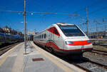 Der Trenitalia Frecciabianca ETR.463.28 (Pendolino) steht am 14 Juli 2022 im Bahnhof Roma Termini zur Abfahrt bereit.
Der ETR.463 (von italienisch Elettro Treno Rapido) oder umgangssprachlich auch Pendolino ist ein von Trenitalia betriebener italienischer Neigezug von Fiat Ferroviaria. Noch während die Produktion der ETR.450 im Gange war, wurde mit dem Bau der zweiten Generation von Pendolino-Zügen begonnen. Die 10 Züge wurden 1991 von Italienischen Staatsbahn (FS) bestellt. Seit 2013 gehören die Züge zur Zuggattung Frecciabianca und bedienen von Rom aus Genua, Ravenna (und bis 2020 Reggio Calabria), sowie seit 2021 die Verbindung Venedig–Lecce über die Adriabahn.
Für den internationalen Verkehr (nach Frankreich) wurden die Züge 21, 27 und 28 im Jahre 1996 mit einer Zweisystem-Ausrüstung versehen, sodass sie auch mit Gleichstrom mit einer Spannung von 1.500 V verkehren konnten. Die umgebauten Züge wurden der Baureihe ETR.463 zugeordnet. Die Züge kamen ab dem Winterfahrplan 1996 auf der Strecke Mailand–Turin–Lyon zum Einsatz. Eine geänderte Getriebeübersetzung gab den Zügen eine höhere Zugkraft zur einfacheren Überwindung der Rampen der Mont-Cenis-Bahn, dies setzte aber die Höchstgeschwindigkeit auf 200 km/h herunter. Die grenzüberschreitenden Fahrten wurden 2003 eingestellt und die Getriebeübersetzung wieder zurückgeändert, sodass sie wieder ihre alte Höchstgeschwindigkeit erreichen konnten.
Aus der Baureihe ETR.460/463 wurde die Baureihe ETR.470 Cisalpino abgeleitet, die zusätzlich über eine Wechselstromausrüstung für eine Spannung von 15 kV 16,7 Hz~ verfügt und deshalb auch in der Schweiz, Deutschland, Österreich und Griechenland verkehren konnte.
Technik
Die Züge sind neunteilig und bestehen technisch aus drei unabhängigen Traktionseinheiten. Jeder der Drittelzüge besteht aus einem antriebslosen Wagen und zwei Wagen mit je einem Stromrichter in GTO-Thyristor-Technik und zwei Fahrmotoren. Die am Wagenkasten befestigten Motoren treiben jeweils, über eine Kardanwelle, die innere Achse jedes Drehgestells an, sodass jeder Antriebswagen über zwei Triebachsen verfügt. Die ETR.463 und unterscheiden sich von den ETR 460 nur durch die Zweisystem-Traktionsausrüstung und die zeitweise geänderte Getriebeübersetzung.
Im Gegensatz zum Vorgänger ETR.450 erhielten die Endwagen eine neue breitere eher eckiger wirkende Kopfform, die vom Industriedesigner Giorgio Giugiaro entworfen worden war. Die Mittelwagen wurden aus leichten extrudierten Aluminiumprofilen gebaut. Ein neues vollständig Unterflur angeordnetes Neigetechniksystem schränkt nicht mehr die Breite des Innenraums ein, sodass in der zweiten Klasse eine 2+2-Bestuhlung möglich wurde – die ETR 450 hatten noch eine 2+1-Bestuhlung, auch in der 2. Klasse.
TECHNISCHE DATEN:
Anzahl: 3
Hersteller: Fiat Ferroviaria
Baujahre: 1995–1996
Spurweite: 	1.435 mm (Normalspur)
Achsformel: (1A)'(A1)' + (1A)'(A1)' + 2'2' + 2'2' + (1A)'(A1)' + (1A)'(A1)' + 2'2' + (1A)'(A1)' + (1A)'(A1)'
Länge: 236.600 mm
Leergewicht: 452 t  
Treibraddurchmesser: 890 mm (neu)
Höchstgeschwindigkeit: 250 km/h 	(bis 2003 vor Umbau 200 km)
Stundenleistung: 6000 kW (bei 3 kV
Dauerleistung: 12 × 490 kW = 5.880 kW (unter 1,5 kV 3.920 kW)
Anfahrzugkraft: 	260 kN
Stromsystem: 3 kV = und 1,5 kV = (DC)
Stromübertragung: Oberleitung
Sitzplätze: 134 (1. Klasse) und 322 (2. Klasse)
 Der Trenitalia Frecciabianca ETR.463.28 (Pendolino) steht am 14 Juli 2022 im Bahnhof Roma Termini zur Abfahrt bereit.
Der ETR.463 (von italienisch Elettro Treno Rapido) oder umgangssprachlich auch Pendolino ist ein von Trenitalia betriebener italienischer Neigezug von Fiat Ferroviaria. Noch während die Produktion der ETR.450 im Gange war, wurde mit dem Bau der zweiten Generation von Pendolino-Zügen begonnen. Die 10 Züge wurden 1991 von Italienischen Staatsbahn (FS) bestellt. Seit 2013 gehören die Züge zur Zuggattung Frecciabianca und bedienen von Rom aus Genua, Ravenna (und bis 2020 Reggio Calabria), sowie seit 2021 die Verbindung Venedig–Lecce über die Adriabahn.
Für den internationalen Verkehr (nach Frankreich) wurden die Züge 21, 27 und 28 im Jahre 1996 mit einer Zweisystem-Ausrüstung versehen, sodass sie auch mit Gleichstrom mit einer Spannung von 1.500 V verkehren konnten. Die umgebauten Züge wurden der Baureihe ETR.463 zugeordnet. Die Züge kamen ab dem Winterfahrplan 1996 auf der Strecke Mailand–Turin–Lyon zum Einsatz. Eine geänderte Getriebeübersetzung gab den Zügen eine höhere Zugkraft zur einfacheren Überwindung der Rampen der Mont-Cenis-Bahn, dies setzte aber die Höchstgeschwindigkeit auf 200 km/h herunter. Die grenzüberschreitenden Fahrten wurden 2003 eingestellt und die Getriebeübersetzung wieder zurückgeändert, sodass sie wieder ihre alte Höchstgeschwindigkeit erreichen konnten.
Aus der Baureihe ETR.460/463 wurde die Baureihe ETR.470 Cisalpino abgeleitet, die zusätzlich über eine Wechselstromausrüstung für eine Spannung von 15 kV 16,7 Hz~ verfügt und deshalb auch in der Schweiz, Deutschland, Österreich und Griechenland verkehren konnte.
Technik
Die Züge sind neunteilig und bestehen technisch aus drei unabhängigen Traktionseinheiten. Jeder der Drittelzüge besteht aus einem antriebslosen Wagen und zwei Wagen mit je einem Stromrichter in GTO-Thyristor-Technik und zwei Fahrmotoren. Die am Wagenkasten befestigten Motoren treiben jeweils, über eine Kardanwelle, die innere Achse jedes Drehgestells an, sodass jeder Antriebswagen über zwei Triebachsen verfügt. Die ETR.463 und unterscheiden sich von den ETR 460 nur durch die Zweisystem-Traktionsausrüstung und die zeitweise geänderte Getriebeübersetzung.
Im Gegensatz zum Vorgänger ETR.450 erhielten die Endwagen eine neue breitere eher eckiger wirkende Kopfform, die vom Industriedesigner Giorgio Giugiaro entworfen worden war. Die Mittelwagen wurden aus leichten extrudierten Aluminiumprofilen gebaut. Ein neues vollständig Unterflur angeordnetes Neigetechniksystem schränkt nicht mehr die Breite des Innenraums ein, sodass in der zweiten Klasse eine 2+2-Bestuhlung möglich wurde – die ETR 450 hatten noch eine 2+1-Bestuhlung, auch in der 2. Klasse.
TECHNISCHE DATEN:
Anzahl: 3
Hersteller: Fiat Ferroviaria
Baujahre: 1995–1996
Spurweite: 	1.435 mm (Normalspur)
Achsformel: (1A)'(A1)' + (1A)'(A1)' + 2'2' + 2'2' + (1A)'(A1)' + (1A)'(A1)' + 2'2' + (1A)'(A1)' + (1A)'(A1)'
Länge: 236.600 mm
Leergewicht: 452 t  
Treibraddurchmesser: 890 mm (neu)
Höchstgeschwindigkeit: 250 km/h 	(bis 2003 vor Umbau 200 km)
Stundenleistung: 6000 kW (bei 3 kV
Dauerleistung: 12 × 490 kW = 5.880 kW (unter 1,5 kV 3.920 kW)
Anfahrzugkraft: 	260 kN
Stromsystem: 3 kV = und 1,5 kV = (DC)
Stromübertragung: Oberleitung
Sitzplätze: 134 (1. Klasse) und 322 (2. Klasse)