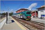 Endstation Lago Maggiore: der Trenord ALe 711 068 (94 83 4 711 068-6 I-TN) ist als Regio von Milano Cadorna in Laveno Mombello Lago angekommen.