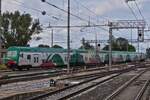 Steuerwagen voraus wird der Zug von Lok E.464 901 in die Abstellung vom Bahnhof Ferrara geschoben. 05.2025