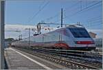 Um auch den gehobenen Stromabnehmer fotografieren zu können blieb nicht anders übrig, als ein Nachschuss im Gegenlicht: Der ETR 460 026 verlässt als FB 8601 Chivitaveccia.
27. Sept. 2025 Um auch den gehobenen Stromabnehmer fotografieren zu können blieb nicht anders übrig, als ein Nachschuss im Gegenlicht: Der ETR 460 026 verlässt als FB 8601 Chivitaveccia.
27. Sept. 2025
