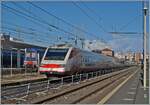 Eine gute Woche später errscheint derselbe FS Treniatlia ETR 460 026 nun als Frecciabinaco FB 8601 auf der Fahrt von Genova P.Principe nach Roma Termini. Ich konnte ihn beim Halt in Chivitavecchia fotografieren. 
27. Sept. 2025 Eine gute Woche später errscheint derselbe FS Treniatlia ETR 460 026 nun als Frecciabinaco FB 8601 auf der Fahrt von Genova P.Principe nach Roma Termini. Ich konnte ihn beim Halt in Chivitavecchia fotografieren. 
27. Sept. 2025