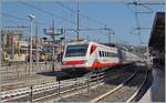 Der FS Treniatila ETR 460 026 verlässt Civitavecchia als Frecciabianca FB 8620. Der neunteilige Zug ist auf dem Weg von Roma Termin nach Milano Centrale (via Grosseto - Genova). 
Die ETR 460 021 - 030 mit der Achsformel (1A)'(A1)' + (1A)'(A1)' + 2'2' + 2'2' + (1A)'(A1)' + (1A)'(A1)' + 2'2' + (1A)'(A1)' + (1A)'(A1)' wurden 1995/1996 von Fiat Ferroviaria gebaut. 
1996 wurden die Züge 21, 27 und 28 für den Verkehr nach Frankreich angepasst und erhielten die Bezeichnung ETR 463.
Interessant ist auch ein Blick in den Hintergrund im linken Bildrand, wobei ich mir eingehende Angaben fehlen, um gesehenes zu komentieren. 
19. Sept. 2025 
 Der FS Treniatila ETR 460 026 verlässt Civitavecchia als Frecciabianca FB 8620. Der neunteilige Zug ist auf dem Weg von Roma Termin nach Milano Centrale (via Grosseto - Genova). 
Die ETR 460 021 - 030 mit der Achsformel (1A)'(A1)' + (1A)'(A1)' + 2'2' + 2'2' + (1A)'(A1)' + (1A)'(A1)' + 2'2' + (1A)'(A1)' + (1A)'(A1)' wurden 1995/1996 von Fiat Ferroviaria gebaut. 
1996 wurden die Züge 21, 27 und 28 für den Verkehr nach Frankreich angepasst und erhielten die Bezeichnung ETR 463.
Interessant ist auch ein Blick in den Hintergrund im linken Bildrand, wobei ich mir eingehende Angaben fehlen, um gesehenes zu komentieren. 
19. Sept. 2025