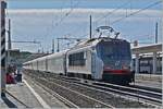 Die Schublok des FS Trenitalia interCity iC 501 von Sestri Levante nach Napoli zeigt sich vollen Gegenlicht, welches dem Zug zudem auch noch die Farbe raubt. Trotzdem wollte ich die in Chivitavecchia ausfahrenden FS Treniatlla E.401 008 fotografisch festhalben, da man die Lok nicht so oft zu sehen bekommt. 
27. Sept. 2025
 Die Schublok des FS Trenitalia interCity iC 501 von Sestri Levante nach Napoli zeigt sich vollen Gegenlicht, welches dem Zug zudem auch noch die Farbe raubt. Trotzdem wollte ich die in Chivitavecchia ausfahrenden FS Treniatlla E.401 008 fotografisch festhalben, da man die Lok nicht so oft zu sehen bekommt. 
27. Sept. 2025