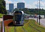 Straenbahn 111, kommt vom Kirchberg her ber die Rote Brcke und erklimmt eine kleine Steigung kurz vor der Haltestelle Theater in der Stadt Luxemburg. 07.07.2021