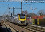 AM 08562 verlässt als Ic 115 mit weißen Rücklichtern den Bahnhof von Mersch in Richtung Ettelbrück.