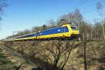 NS 186 032 zieht ein IC-Direct am 8 März 2022 bei Tilburg Oude Warande.