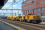 Strukton 303008 rangiert am 25 Juni 2020 mit ein Gleisbauzug in Amersfoort.