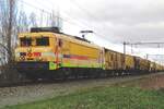 Strukton 1740 schleppt ein Bahnbauzug durch Niftrik am 6 Februari 2023.