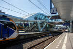 Bahnhof Arnhem Centraal (Arnheim Hbf) am 29 April 2025.

Der Bahnhof Arnhem Centraal ist der größte Bahnhof der Provinz Gelderland, der Hauptbahnhof der Stadt Arnheim sowie ein zentraler Knotenpunkt im städtischen ÖPNV. Am Bahnhof verkehren internationale und nationale Fern- und Regionalzüge. 

Folgende Bahnstrecken beginnen bzw. enden im Bahnhof:
Amsterdam – Arnhem (auch Rhijnspoorweg genannt); 
Oberhausen (D) – Arnhem (auch Hollandstrecke genannt);
Arnhem – Leeuwarden (auch Staatslijn A genannt); sowie 
Arnhem – Nijmegen

Der Bahnhof hat Zugangssperren, wie viele größeren Bahnhöfe in den Niederladen, so kann er nur mit Hilfe einer Chipkarte bzw. mit einem gültigen Ticket mit QR-Code (z. B. Handyticket) verlassen (und wieder betreten) werden. Bei Fahrscheinen ohne QR-Code erhält man auf Nachfrage bei der Fahrt nach Arnheim eine Keycard mit QR-Code ausgehändigt.
