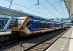 Der NS dreiteilige SNG 2327 (Sprinter Nieuwe Generatie), ein CAF Civity Triebzug steht am 29 April 2025 abfahrtbereit im Bahnhof Arnhem Centraal (Arnheim Hbf).

Die Sprinter Nieuwe Generatie (SNG) sind elektrische Triebwagen der NS - Nederlandse Spoorwegen N.V. (Niederländische Eisenbahnen AG). Die elektrischen niederflurigen Triebzüge werden vom spanischen/baskischen Unternehmen CAF (Construcciones y Auxiliar de Ferrocarriles) in Beasain (E) seit 2017 hergestellt. Sie gehören zur CAF Civity-Familie. Bei der NS sind dreiteilige Sprinter-Triebzüge (Serie 2300/3000) und vierteilige Sprinter-Triebzüge (Serie 2700) im Regionalverkehr im Einsatz. 

Im Jahre 2014 gaben die Nederlandse Spoorwegen beim spanischen Hersteller CAF die Lieferung von 118 Zügen des Typs Civity in Auftrag. Die Bestellung umfasst eine Kapazität von 20.000 Sitzplätzen und soll für Sprinter-Züge im Regionalverkehr verwendet werden. Der erste Zug wurde auf dem Gelände von CAF in Beasain getestet. Im März 2017 fanden weitere Probefahrten auf dem Eisenbahnversuchsring Velim in Tschechien statt. Hierbei legte der Zug bereits 40.000 Kilometer zurück. Anschließend wurde seine Beständigkeit bei winterlichen Verhältnissen in einer Klimakammer in Wien geprüft. Am 14. September 2017 wurde der erste Zug in die Niederlande überführt und im Folgemonat in der Werkstatt der Nederlandse Spoorwegen in Amsterdam-West offiziell vorgestellt. Die übrigen Fahrzeuge wurden im Laufe des Jahres 2018 per Schiff ins Hafengebiet von Rotterdam verfrachtet und daraufhin von Lastkraftwagen zur Werkstatt Zaanstraat in Amsterdam-West transportiert. Im August desselben Jahres erhielten die Züge ihre Zulassung für den Einsatz im Personenverkehr. Somit konnten die Nederlandse Spoorwegen Testfahrten zwischen Haarlem und Alkmaar, Amersfoort und Apeldoorn sowie Arnhem und Zwolle durchführen. Mit Beginn des neuen Jahresfahrplans vom 9. Dezember 2018 begann der offizielle Einsatz der Sprinter Nieuwe Generatie. Noch im selben Monat machten die Nederlandse Spoorwegen die Bestellung von 88 weiteren Zügen bekannt. Der Sprinter Nieuwe Generatie der NS war der erste Großauftrag für Civity-Züge der CAF.

Allgemeiner Aufbau:
Die Züge bestehen aus drei oder vier Wagenteilen, die Endwagenteile ruhen jeweils auf einem normalen Trieb-Drehgestell und einem Jakobsdrehgestell als Laufdrehgestell, so ist die Achsfolge Bo’(2’)(2’)Bo’. So ruht das mittlere Wagenteil auf zwei Jakobsdrehgestellen. Bei den vierteiligen Zügen kommen zwei Jakobsdrehgestelle hinzu und das mittlere Jakobsdrehgestell ist dann zudem als Triebdrehgestell ausgeführt, so ist die Achsfolge Bo’(2’)(Bo’)(2’)Bo’. Durch Jakobsdrehgestelle erhalten die Züge breite Übergänge, wie sie auch bei U-Bahnen und Straßenbahnen üblich sind. Dies sorgt für eine bessere Verteilung der Fahrgäste im Zug und ein höheres Sicherheitsgefühl der Fahrgäste durch die verbesserte Übersicht im Zug. Der Boden befindet sich auf gleicher Höhe mit den Bahnsteig-Plattformen, wodurch der Zugang in den Zug erleichtert wird. Die Türen sind mit ausziehbaren Stufen ausgestattet, sodass Rollstuhlfahrer ohne großen Kraftaufwand einsteigen können.

Die Züge werden mit ATB-EG, dem traditionellen Sicherungssystem des Hauptschienennetzes, und dem europäischen Sicherungssystem ETCS ausgestattet, sodass die Züge auch in Zukunft auf den niederländischen Schienen verkehren können. Das elektrische System für diese Züge wird von der Mitsubishi Electric Corporation geliefert.

Interieur / Innemraum:
Die Züge sind mit rollstuhlgerechten Toiletten ausgestattet. Diese fehlten längere Zeit im Sprinter Lighttrain, was zu öffentlichen Protesten und einem Antrag im Repräsentantenhaus führte. Jeder Zug verfügt außerdem über spezielle Bereiche für Rollstühle und Falträder. Die Züge sind mit Steckdosen und USB-Anschlüssen für die erste und zweite Klasse ausgestattet. Durch den Einsatz von Sicherungen wird sichergestellt, dass die Fahrgäste nicht zu viel Strom verbrauchen und der Zug weiterhin ordnungsgemäß funktioniert.

TECHNISCHE DATEN dreiteilige SNG, vierteilige SNG in Klammern:
Hersteller: Construcciones y Auxiliar de Ferrocarriles (CAF), Beasain (E)
Herstellertype: CAF Civity
Baujahre:  2017 bis 2023
Nummerierung: 2301-2368, 3001-3050 / (2701-2788)
Anzahl: 118 / (88) 
Spurweite: 1.435 mm (Normalspur)
Achsfolge: 	Bo′2′2′Bo′ / (Bo′2′Bo′2′Bo′)
Länge über Kupplung: 59.560 mm / (75.760 mm)
Breite: 2.880 mm
Höhe: 4.300 mm
Treib- und Laufraddurchmesser: 850 mm (neu) / 780 mm (abgenutzt)
Traktionssystem:	Mitsubishi Electric MAP-243-15VD288 (SiC- IGBT VVVF)
Traktionswechselrichter: 2× Mitsubishi MAP-243-15VD288
Fahrmotoren: 4 (bzw. 6) Stück Ssynchron-Drehstrommotoren vom Typ Mitsubishi MB-5165-A mit einer Leistung von je 240 kW (bei Vierteiler 6 Motore)
Getriebe: CAF MIIRA AHHD-430-4.822-1 (Nennleistung 220 kW / 2.192 Nm)
Übersetzungsverhältnis: 1 : 4,822
Traktionsnennleistung: 1.600 kW / (2.400 kW)
Höchstgeschwindigkeit: 160 km/h, Planmäßig 140 km/h
Beschleunigung: 1,3 m/s²
Bremsverzögerung: 1,1 m/s² 
Eigengewicht: 110 t / (138 t)
Fußbodenhöhe: 760 mm (Einstiegsbereich)
Anzahl der Doppeltüren je Seite: 6 / (8) [Elektrische Schwenkschiebetüren 1.300 mm breit]
Sitzplätze (gesamt): 148 / (200)
Sitzplätze in der 1. Klasse: 19 (38)
Sitzplätze in der 2. Klasse: 125 / (156)
Anzahl der Klappsitze: 4 / (6)
Fahrradplätze: 2 (für ein Fahrradland wie Holland recht wenig)
Stehplätze (4 Pers./m²): 148 / (161)
Stromsystem: 1.500 V DC (Gleichstrom)
Kupplung: Scharfenberg
