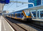Der NS dreiteilige SNG 2327 (Sprinter Nieuwe Generatie), ein CAF Civity Triebzug steht am 29 April 2025 abfahrtbereit im Bahnhof Arnhem Centraal (Arnheim Hbf).

Die Sprinter Nieuwe Generatie (SNG) sind elektrische Triebwagen der NS - Nederlandse Spoorwegen N.V. (Niederländische Eisenbahnen AG). Die elektrischen niederflurigen Triebzüge werden vom spanischen/baskischen Unternehmen CAF (Construcciones y Auxiliar de Ferrocarriles) in Beasain (E) seit 2017 hergestellt. Sie gehören zur CAF Civity-Familie. Bei der NS sind dreiteilige Sprinter-Triebzüge (Serie 2300/3000) und vierteilige Sprinter-Triebzüge (Serie 2700) im Regionalverkehr im Einsatz. 

Im Jahre 2014 gaben die Nederlandse Spoorwegen beim spanischen Hersteller CAF die Lieferung von 118 Zügen des Typs Civity in Auftrag. Die Bestellung umfasst eine Kapazität von 20.000 Sitzplätzen und soll für Sprinter-Züge im Regionalverkehr verwendet werden. Der erste Zug wurde auf dem Gelände von CAF in Beasain getestet. Im März 2017 fanden weitere Probefahrten auf dem Eisenbahnversuchsring Velim in Tschechien statt. Hierbei legte der Zug bereits 40.000 Kilometer zurück. Anschließend wurde seine Beständigkeit bei winterlichen Verhältnissen in einer Klimakammer in Wien geprüft. Am 14. September 2017 wurde der erste Zug in die Niederlande überführt und im Folgemonat in der Werkstatt der Nederlandse Spoorwegen in Amsterdam-West offiziell vorgestellt. Die übrigen Fahrzeuge wurden im Laufe des Jahres 2018 per Schiff ins Hafengebiet von Rotterdam verfrachtet und daraufhin von Lastkraftwagen zur Werkstatt Zaanstraat in Amsterdam-West transportiert. Im August desselben Jahres erhielten die Züge ihre Zulassung für den Einsatz im Personenverkehr. Somit konnten die Nederlandse Spoorwegen Testfahrten zwischen Haarlem und Alkmaar, Amersfoort und Apeldoorn sowie Arnhem und Zwolle durchführen. Mit Beginn des neuen Jahresfahrplans vom 9. Dezember 2018 begann der offizielle Einsatz der Sprinter Nieuwe Generatie. Noch im selben Monat machten die Nederlandse Spoorwegen die Bestellung von 88 weiteren Zügen bekannt. Der Sprinter Nieuwe Generatie der NS war der erste Großauftrag für Civity-Züge der CAF.

Allgemeiner Aufbau:
Die Züge bestehen aus drei oder vier Wagenteilen, die Endwagenteile ruhen jeweils auf einem normalen Trieb-Drehgestell und einem Jakobsdrehgestell als Laufdrehgestell, so ist die Achsfolge Bo’(2’)(2’)Bo’. So ruht das mittlere Wagenteil auf zwei Jakobsdrehgestellen. Bei den vierteiligen Zügen kommen zwei Jakobsdrehgestelle hinzu und das mittlere Jakobsdrehgestell ist dann zudem als Triebdrehgestell ausgeführt, so ist die Achsfolge Bo’(2’)(Bo’)(2’)Bo’. Durch Jakobsdrehgestelle erhalten die Züge breite Übergänge, wie sie auch bei U-Bahnen und Straßenbahnen üblich sind. Dies sorgt für eine bessere Verteilung der Fahrgäste im Zug und ein höheres Sicherheitsgefühl der Fahrgäste durch die verbesserte Übersicht im Zug. Der Boden befindet sich auf gleicher Höhe mit den Bahnsteig-Plattformen, wodurch der Zugang in den Zug erleichtert wird. Die Türen sind mit ausziehbaren Stufen ausgestattet, sodass Rollstuhlfahrer ohne großen Kraftaufwand einsteigen können.

Die Züge werden mit ATB-EG, dem traditionellen Sicherungssystem des Hauptschienennetzes, und dem europäischen Sicherungssystem ETCS ausgestattet, sodass die Züge auch in Zukunft auf den niederländischen Schienen verkehren können. Das elektrische System für diese Züge wird von der Mitsubishi Electric Corporation geliefert.

Interieur / Innemraum:
Die Züge sind mit rollstuhlgerechten Toiletten ausgestattet. Diese fehlten längere Zeit im Sprinter Lighttrain, was zu öffentlichen Protesten und einem Antrag im Repräsentantenhaus führte. Jeder Zug verfügt außerdem über spezielle Bereiche für Rollstühle und Falträder. Die Züge sind mit Steckdosen und USB-Anschlüssen für die erste und zweite Klasse ausgestattet. Durch den Einsatz von Sicherungen wird sichergestellt, dass die Fahrgäste nicht zu viel Strom verbrauchen und der Zug weiterhin ordnungsgemäß funktioniert.

TECHNISCHE DATEN dreiteilige SNG, vierteilige SNG in Klammern:
Hersteller: Construcciones y Auxiliar de Ferrocarriles (CAF), Beasain (E)
Herstellertype: CAF Civity
Baujahre:  2017 bis 2023
Nummerierung: 2301-2368, 3001-3050 / (2701-2788)
Anzahl: 118 / (88) 
Spurweite: 1.435 mm (Normalspur)
Achsfolge: 	Bo′2′2′Bo′ / (Bo′2′Bo′2′Bo′)
Länge über Kupplung: 59.560 mm / (75.760 mm)
Breite: 2.880 mm
Höhe: 4.300 mm
Treib- und Laufraddurchmesser: 850 mm (neu) / 780 mm (abgenutzt)
Traktionssystem:	Mitsubishi Electric MAP-243-15VD288 (SiC- IGBT VVVF)
Traktionswechselrichter: 2× Mitsubishi MAP-243-15VD288
Fahrmotoren: 4 (bzw. 6) Stück Ssynchron-Drehstrommotoren vom Typ Mitsubishi MB-5165-A mit einer Leistung von je 240 kW (bei Vierteiler 6 Motore)
Getriebe: CAF MIIRA AHHD-430-4.822-1 (Nennleistung 220 kW / 2.192 Nm)
Übersetzungsverhältnis: 1 : 4,822
Traktionsnennleistung: 1.600 kW / (2.400 kW)
Höchstgeschwindigkeit: 160 km/h, Planmäßig 140 km/h
Beschleunigung: 1,3 m/s²
Bremsverzögerung: 1,1 m/s² 
Eigengewicht: 110 t / (138 t)
Fußbodenhöhe: 760 mm (Einstiegsbereich)
Anzahl der Doppeltüren je Seite: 6 / (8) [Elektrische Schwenkschiebetüren 1.300 mm breit]
Sitzplätze (gesamt): 148 / (200)
Sitzplätze in der 1. Klasse: 19 (38)
Sitzplätze in der 2. Klasse: 125 / (156)
Anzahl der Klappsitze: 4 / (6)
Fahrradplätze: 2 (für ein Fahrradland wie Holland recht wenig)
Stehplätze (4 Pers./m²): 148 / (161)
Stromsystem: 1.500 V DC (Gleichstrom)
Kupplung: Scharfenberg
