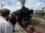 01 1075 der  stoom stiching Nederland  befrdert zur Veranstaltung  Dordt in stoom  trafitionell zusammen mit 65 018 desselben Vereins den Dampfzug vom Bahnhof Dordrecht zum Aussetllungsgelnde.