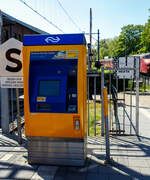 Ich dachte schon der Fahrkartenautomat gehört zur Sammlung des Museums, aber nein es ist ein „aktiver“ Fahrkartenautomat der NS - Nederlandse Spoorwegen N.V. (Niederländische Eisenbahnen AG) im Bahnhof Utrecht-Maliebaan, wo sich seit 1954 das Het Spoorwegmuseum (bis 2005 NSM - Nederlands Spoorwegmuseum / Niederländischen Eisenbahnmuseum) befindet, hier am 29 April 2025.
 
Denn ein Gleis, das von Blauwkapel, ist noch als Stumpf- bzw. Kopfgleis in Betrieb, zwischen hier und Utrecht Centraal, via Blauwkapel, fahren heute noch die Pendelzüge als Sprinter RE 28300. Der Bahnhof wird aber auch noch gelegentlich noch für Züge nach Amersfoort Centraal und weiter entfernt genutzt, wenn zwischen Utrecht Centraal und Blauwkapel Bauarbeiten stattfinden.
 Ich dachte schon der Fahrkartenautomat gehört zur Sammlung des Museums, aber nein es ist ein „aktiver“ Fahrkartenautomat der NS - Nederlandse Spoorwegen N.V. (Niederländische Eisenbahnen AG) im Bahnhof Utrecht-Maliebaan, wo sich seit 1954 das Het Spoorwegmuseum (bis 2005 NSM - Nederlands Spoorwegmuseum / Niederländischen Eisenbahnmuseum) befindet, hier am 29 April 2025.
 
Denn ein Gleis, das von Blauwkapel, ist noch als Stumpf- bzw. Kopfgleis in Betrieb, zwischen hier und Utrecht Centraal, via Blauwkapel, fahren heute noch die Pendelzüge als Sprinter RE 28300. Der Bahnhof wird aber auch noch gelegentlich noch für Züge nach Amersfoort Centraal und weiter entfernt genutzt, wenn zwischen Utrecht Centraal und Blauwkapel Bauarbeiten stattfinden.