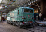 Die Elektrolokomotive NS 1125 der NS-Baureihe 1100 am 29 April 2025 im Het Spoorwegmuseum (bis 2005 NSM - Nederlands Spoorwegmuseum / Niederländischen Eisenbahnmuseum) in Utrecht im ehemaligen Bahnhof Maliebaanstation. Ein Eisenbahnmuseum das zum Verweilen einlädt, leider fehlte uns dieses Mal die Zeit dafür.  

Die Lok wurde 1951 von Alstom in Belfort (Frankreich) gebaut und an die NS - Nederlandse Spoorwegen (Niederländischen Staatsbahnen, heute Niederländische Eisenbahnen AG), sie war Teil der Serie NS 1100 von 60 Stück vierachsiger Elektrolokomotiven.

Die 60 Lokomotiven der Baureihe 1100, die zwischen 1950 und 1956 von der NS in Dienst gestellt wurden, waren für D-Züge, Schnellzüge und Güterzüge, sowie zunächst auch für TEE-Züge vorgesehen. Die Loks basierte auf der vierachsigen SNCF-Lokomotive der Serie BB 8100. Die französischen Lok BB 8100 waren für den Güterverkehr vorgesehen und hatten eine Höchstgeschwindigkeit von 105 km/h. In der Praxis fuhren sie nicht schneller als etwa 80 km/h. Allerdings mussten die niederländischen 1100er über längere Strecken mit 130 km/h fahren, wofür die Konstruktion der Drehgestelle drastisch geändert wurde. Die Höchstgeschwindigkeit betrug so 130 km/h. Alsthom lieferte die 1101 am 3. Juli 1950 als erstes Unternehmen an die NS-Hauptwerkstatt in Tilburg. 

Die niederländischen 1100er ähneln stark den französischen BB 8100er. Sie unterscheiden sich neben der Optik vor allem durch stärkere Motoren, eine Federung mit einer Kombination aus Federn und Gummiblöcken, Rundpuffern und einem rechts angebrachten Fahrerpult. Ihre Höchstgeschwindigkeit liegt mit 12´35 km/h über der der BB 8100.

Ursprünglich war die Hauptfarbe der Lokomotiven (1101 – 1150) türkis mit einer roten Pufferbohle und grauen Drehgestellen. Da Türkis zu leicht Schmutz zeigte, wurde die Hauptfarbe ab 1954 allmählich durch dunkelblau (preußisches Blau) ersetzt. Die 1151 – 1160 wurden direkt in Blau mit schwarzen Drehgestellen ausgeliefert. Die Pufferbohle blieb rot.

Ab 1971 wurden die Lokomotiven in der damals üblichen gelbgrauen Lackierung lackiert. Bei der 1125 geschah dies erst im Jahr 1980. Im selben Jahr erhielt die Lokomotive eine Bugnase, die den Lokführer bei Kollisionen besser schützen sollte. Die Drehgestelle wurden zudem verlängert. Die 1125 wurde am 27. September 1987 außer Dienst gestellt und ins Eisenbahnmuseum gebracht. Im Jahr 1989 wurde, als Teil der Feierlichkeiten zum 150. Jahrestag der niederländischen Eisenbahn, die 1125 restauriert und ihre Nasenkappe entfernt und in ihren ursprünglichen Zustand zurückversetzt.

Der 1100ter war als echter Allrounder bekannt, auf den man sich verlassen konnte, um sowohl Personenzüge als auch Güterzüge zu ziehen, ob leicht oder schwer. Allerdings waren die Fahreigenschaften eher mittelmäßig, so wurde viel Aufwand in die Verbesserung gesteckt, so richtig gut wurden sie aber nie.

Crashnase (Botsneus):
Die NS 1129 kollidierte 1978 bei Westervoort mit einem Dieseltriebzug. Diese wurde wieder repariert. Bei der Restaurierung der Lokomotive ging ein lang gehegter Wunsch der Lokführer in Erfüllung. Hinter der geraden Front fühlten sich die Lokführer nicht sehr sicher. Die flache Front wurde um eine Knautschzone in Form einer Frontnase, der sogenannten Crashnase, erweitert (es wurde keine Beplankung entfernt), um dem Fahrer im Falle eines Aufpralls mehr Schutz zu bieten. Bis 1981 wurden alle noch vorhandenen 58 Lokomotiven der Serie 1100 auf diese Weise umgebaut.

TECHNISCHE DATEN:
Hersteller: Alsthom, Belfort (Frankreich)
Baujahre: 1950 bis 1956
Ausmusterung: bis 1999
Gebaute Anzahl: 60
Nummerierung: NS 1101 bis 1160
Spurweite: 1.435 mm (Normalspur)
Achsfolge: Bo’Bo’ 
Länge über Puffer: 12.984 mm ursprünglich (flache Front) / 14.184 mm mit Crashnase
Drehzapfenabstand: 6.000 mm
Achsabstand im Drehgestell: 2.950 mm
Treibraddurchmesser: 1.250 mm (neu)
Gewicht: 80 t ursprünglich / 83 t mit Crashnase
Antriebsmotoren: 4 Stück vom Typ Alsthom TA 628 A
Getriebeübersetzung: 20 : 74
Höchstgeschwindigkeit: 130 km/h 
Stundenleistung: 2.290 kW (3.115 PS)
Dauerleistung: 2.050 kW (2.287 PS)
Anfahrzugkraft: 155 kN
Dauerzugkraft: 102 kN
Stromsystem: 1,5 kV DC (=)
Kleister befahrbarer Gleisbogen: R 80 m
