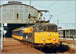 Obwohl bereist einige Bilder der NS 1100 mit Vorbei bei Hellertal.startbilder gezeigt wurden, möchte ich als Ergänzung zur Museums Lok der NS 1125 doch noch dieses Analog Bild mit der NS 1155 und den damals neuen Reisezugwagen hier zeigen. 
Das Bild entstand in Den Haag HS und die knappe Bildunterschrift lautet: IC nach Vlissingen. 

10. Juni 1983