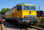 Die Elektrolokomotive NS 1312 „Zoetermeer“ der NS-Baureihe 1300 am 29 April 2025 im Het Spoorwegmuseum (bis 2005 NSM - Nederlands Spoorwegmuseum / Niederländischen Eisenbahnmuseum) in Utrecht im ehemaligen Bahnhof Maliebaan. Ein Eisenbahnmuseum das zum Verweilen einlädt, leider fehlte uns dieses Mal die Zeit dafür.  

Die Lok wurde 1956 von Alstom in Belfort (Frankreich) gebaut und an die NS - Nederlandse Spoorwegen (Niederländischen Staatsbahnen, heute Niederländische Eisenbahnen AG), sie war Teil der Serie NS 1300 von 16 Stück sechsachsiger Elektrolokomotiven für den schweren Güterzugdienst.

In den Jahren 1952 und 1953 lieferte Alsthom Belfort (F) die ersten zehn elektrischen, sechsachsigen Lokomotiven an die niederländischen Staatsbahnen (NS). Sie sind abgeleitet aus der Baureihe CC 7100 der nationalen französischen Staatsbahn SNCF und wurden bei der NS mit den Betriebsnummern 1301-1310 in Dienst gestellt. 1956 folgten sechs weiter Lokomotiven. Die 16 Lokomotiven der Baureihe 1300, die zwischen 1952 und 1956 von der NS in Dienst gestellt wurden, wurden zunächst zum Ziehen von Güterzügen verwendet. Ihre enorme Kraft und ihre Zugfähigkeit machten sie zu diesem Zweck sehr geeignet. Diese Motoren waren äußerst zuverlässig und zusammen mit der Baureihe 1000 die stärksten Lokomotiven, die der NS damals hatte. 

Die 1952 gelieferte und in Dienst gestellte Lok 1303 verunfallte bereits 1953 und wurde im selben Jahr verschrottet. Ab 1988 erhielten die 1300er Loks Städtenamen und Wappen. Die 1312 wurde  Zoetermeer  getauft.

Das Design der Baureihe 1300 basiert auf dem der französischen Lokomotivbaureihe SNCF CC 7100. Im März 1955 erreichte eine Lokomotive dieser Baureihe, die SNCF CC 7107 mit 326 km/h einen Geschwindigkeitsweltrekord für Lokomotiven. Wie die SNCF CC 7100 wurde auch die NS 1300 ab 1952 bei Alsthom in Belfort gefertigt, bis 1956 entstanden 16 Exemplare. Erster Einsatz der NS 1300 war ein Sonderzug anlässlich der Elektrifizierung der Strecke von Zwolle nach Groningen, den die Lok 1301 kurz nach ihrer Inbetriebnahme 1952 zog. Mit einer Leistung von 3.159 kW waren die Loks der Baureihe 1300 lange Zeit die stärksten Fahrzeuge der Niederländische Eisenbahnen und konnten vielfältig eingesetzt werden. Durch die Beschaffung der Baureihe 1600 und 1700 in den 1980er Jahren verlor die Baureihe 1300 langsam an Bedeutung. Die letzte der 1300er wurde im Jahr 2000 ausgemustert, als die 1302 und 1312 erhielten einen Platz im Nederlands Spoorwegmuseum (Eisenbahnmuseum) erhielten. Bis auf zwei weitere museal erhaltene Exemplare wurden alle Loks verschrottet.

Technik:
Bei der Konstruktion der NS-Baureihe 1300 verwendete Alsthom bewährte Komponenten verschiedener anderer Lokomotivtypen der französischen Eisenbahn, wobei das Grundkonzept mit dem der Baureihe SNCF CC 7100 übereinstimmt. Es wurden dreiachsige Drehgestelle verwendet und insgesamt sechs Fahrmotoren verbaut. Außerdem wurden die Loks an die Bestimmungen der Niederländischen Eisenbahn angepasst und entsprechend ausgerüstet. 

Im Zuge fälliger Hauptuntersuchungen wurden alle Loks in den 1980er Jahren an das aktuelle gelbe Farbschema der NS angepasst. Sie wurden aber auch modernisiert und veränderten ihr Erscheinungsbild grundlegend, die Front- und Schlussleuchten wurden in einem grauen Frontbalken untergebracht und die Loks bekamen die aktuelle auffällige gelbe Lackierung mit dem großen NS-Logo auf den Seitenwänden. 

Während der Aufteilung des NS-Konzerns in den 90er Jahren wurden die Loks der Baureihe 1300 der Güterverkehrssparte NS Cargo zugewiesen. 1996 bekamen 1302, 1304, 1312 und 1315 nochmals eine Revision bei den gleichzeitig sämtlichen asbesthaltigen Bauteilen durch asbestfreie ersetzt wurden. Die verbliebenen Maschinen schieden im Jahre 2000 aus dem aktiven Betriebsdienst der NS Cargo aus.

TECHNISCHE DATEN:
Hersteller: Alsthom, Belfort (Frankreich)
Baujahre: 1952 bis 1956
Ausmusterung: 2000
Gebaute Anzahl: 16
Nummerierung: 	NS 1301 bis 1316
Spurweite: 1.435 mm (Normalspur)
Achsfolge: Co’Co’ 
Länge über Puffer: 18.950 mm
Drehzapfenabstand: 9.470 mm
Achsabstand im Drehgestell: 2.335 mm und 2510 mm
Achsabstände: 2.600 / 2.230 / 2.230 / 2.230 / 2.600 mm = 11.890 mm
Treibraddurchmesser: 1.250 mm (neu)
Dienstgewicht: 111 t
Antriebsmotoren: 6 Stück vom Typ Alsthom TA 628 A
Getriebeübersetzung: 20 : 72
Höchstgeschwindigkeit: 130 km/h 
Stundenleistung: 3.432,5 kW (4.670 PS)
Dauerleistung: 3.159 kW (4.236 PS)
Anfahrzugkraft: 241 kN
Dauerzugkraft: 160 kN
Stromsystem: 1,5 kV DC (=)
Kleister befahrbarer Gleisbogen: R 100 m

Quellen: Somda RailWiki.nl, Het Spoorwegmuseum, nmld.nl, Anschriften, Wikipedia (Niederlande), eisenbahn-erlebniswelt.de
Stand/Überarbeitung: September 2025

