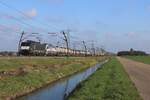 SBBCI 189 992 schleppt ein KLV und ein abgebügelter XLoad-Vectron durch Angeren am 24 Oktober 2024. Leider wird der offenbarer Füsspfad rechts verschwinden wegen der Ausbau der A15 Autobahn.