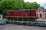 Die Dieselelektrische Lokomotive NS № 2498 der NS-Serie (Baureihe) 2400 am 24 Juni 2025 auf der Drehscheibe im Het Spoorwegmuseum (bis 2005 NSM - Nederlands Spoorwegmuseum / Niederländischen Eisenbahnmuseum) in Utrecht im ehemaligen Bahnhof Maliebaanstation.

Die NS-Baureihe 2400 (2401 – 2530) ist eine Reihe von 130 Stück der leichteren Version dieselelektrischer Lokomotiven, die zwischen 1954 und 1991 von der NS - Nederlandse Spoorwegen (Niederländischen Staatsbahnen, heute Niederländische Eisenbahnen AG), für den Güterverkehr auf Nebenstrecken, eingesetzt wurden. Gebaut wurden die Loks zwischen 1954-1957 (diese 1956) von Alsthom in Belfort in Frankreich. 

Anfang der 1950er Jahre entschied die NS, dass die verbleibenden Dampflokomotiven innerhalb weniger Jahre ersetzt werden müssten. Zu diesem Zweck wurden 280 Diesellokomotiven bestellt, die, aufgeteilt auf die Baureihen NS 2200 und die leichtere NS 2400, dazu beitrugen, dass im Januar 1958 die letzte Dampflokomotive außer Betrieb genommen werden konnte. 

Es wurden Lokomotiven in bewährter Bauart angeschafft. 130 Lokomotiven (Baureihe 2400) wurden bei Alsthom in Frankreich bestellt und weitere 150 Lokomotiven amerikanischer Bauart (Baureihe 2200) bei verschiedenen Herstellern in den Niederlanden und Frankreich.

Die Serie 2400 wurde nicht speziell für die NS entwickelt. Lokomotiven dieses Modells wurden bereits in den 1950er Jahren von Alsthom im französischen Belfort an Eisenbahnen in den damaligen französischen Kolonien und in eine Reihe anderer Länder geliefert. Die 2401-2530 wurden zwischen 1954 und 1957 gebaut. Im gleichen Zeitraum wurde auch die Serie 2200 ausgeliefert.

Von 1954 bis 1991 verkehrten sie von Zwolle im Norden des Landes aus, zunächst auch für Personenzüge, später nur noch für Güterzüge. 1976 wurden sieben Lokomotiven an den Bauunternehmer Volkers für den Bau eines Handelshafens in Saudi-Arabien verkauft. Ab 1980 befanden sich alle 113 verbliebenen Lokomotiven im Depot in Zwolle. Die Lokomotiven konnten auch in Mehrfachtraktion verkehren, zunächst mit zwei Lokomotiven, ab 1970 waren jedoch auch drei Lokomotiven üblich.

In den Jahren 1982 und 1983 wurden die ersten 22 Lokomotiven wegen abgelaufener Überholungsfrist ausgemustert, darunter auch die 2498. Die restlichen folgten von 1987 bis 1991. Im Jahr 1985 wurde die 2498 für die Aufstellung im NINT in Amsterdam (Nemo Science Museum Amsterdam) vorbereitet, die Lokomotive war jedoch noch immer eine Nummer zu groß.

Am 10. Dezember 1987 wurde die 2498 dem Nederlands Spoorwegmuseum übergeben. 1992 wurde die Lokomotive in Tilburg wieder mit einer Motoranlage ausgestattet, die nach ihrer Abstellung entfernt worden war. Schließlich ging der 2498 Anfang 2009 zurück zum Überholungsbetrieb nach Tilburg, um braun neu lackiert zu werden. Die Lokomotive ist jedoch nicht im Betrieb.

Die 2530 „Bisschop“ (Bischof):
Da die Sicht aus dem Führerstand einer 2400 insbesondere im Zugbetrieb nicht besonders gut war, wurde die letzte, 1957 ausgelieferte Lokomotive probeweise mit niedrigeren Motorhauben und einem anderen (Mittel-)Führerstand ausgestattet. Der Führerstand ist höher und länger und bietet besseren Komfort und bessere Sicht als bei den Serienmodelle. Die 2530 wurde in einer anderen Farbe in Dienst gestellt: Lila mit schwarzem Fahrgestell, was der Lokomotive den Spitznamen „der Bischof“ einbrachte. Diese besondere Farbe wurde von der Frau des Präsidenten der NS Franciscus Querien (Frans) den Hollander ausgewählt. Im Jahr 1963 erhielt die Lokomotive, wie auch die übrige Serie, einen rotbraunen Anstrich. Der Lokführer hat tatsächlich eine viel bessere Sicht und aus diesem Grund wurde die Lokomotive oft an der Spitze von Arbeitszügen eingesetzt, insbesondere 1964 bis 1989 beim „Unkrautbekämpfungszug“. 

Allgemeiner Aufbau:
Alsthom baute die gesamte Lokomotive nach dem Aufbau einer Rangierlokomotive mit zwei Hauben, die den Motor und die verschiedenen Geräte umschließen und durch einen Führerstand mit der gleichen Höhe wie die Hauben getrennt sind.

Bei dem von SACM, Mulhouse (Société alsacienne de constructions mécaniques, früher auch Elsässische Maschinenbau-Gesellschaft Grafenstaden) gelieferten Motor handelt es sich um den Typ MGO V12. Es ist ein V12-Zylinder 4-Takt Dieselmotor mit Turbolader und Ladeluftkühler, diese Motoren kamen in Frankreich unter anderem in der CC 65000 und einigen BB 63500 zum Einsatz. Mit einer Leistung von 625 kW (850 PS) treibt der Dieselmotor einen Generator an, der die vier Fahrmotoren (einen für jede Achse) mit Gleichstrom mit einer Spannung von 1,5 kV versorgt. Die Lokomotiven mit einem Gesamtgewicht von 60 t sind auf 80 km/h begrenzt. Sie können in Mehrfacheinheiten aus zwei Lokomotiven eingesetzt werden, deren Anzahl auf drei und dann auf vier erhöht werden kann. Einige Lokomotiven sind mit einem dritten Spitzensignal ausgestattet, um den Betrieb auf den deutschen Grenzstrecken zu ermöglichen, wo diese Ausrüstung vorgeschrieben ist. Aufgrund der Bauweise der Lokomotive hat der Lokführer keine gute Sicht auf die Gleise. 

TECHNISCHE DATEN:
Hersteller: Alsthom, Belfort (Frankreich)
Gebaute Anzahl: 130 (NS 2401 bis 2530)
Baujahre: 1954–1957 
Ausmusterung: 1991
Spurweite: 1.435 mm (Normalspur)
Achsfolge: Bo'Bo'
Länge über Puffer: 12.520 mm (2530: 13,3 m)
Max. Breite: 2.900 mm
Höhe: 3.800 mm
Drehzapfenabstand: 6.800 mm
Achsabstand im Drehgestell: 2.400 mm
Treibraddurchmesser: 1.000 mm (neu)
Dienstgewicht: 60 t
Dieselmotor: SACM V12-Zylinder 4-Takt Dieselmotor mit Turbolader und Ladeluftkühler vom Typ MGO V12
Dieselmotorleistung: 625 kW (850 PS) bei 1.500 U/min.
Motorhubraum: 52 Liter (Ø 175 mm x 180 mm Hub)
Generator:  Alsthom GP 830 A mit einer Leistung von 672 kW (730 V, 920 A)
Fahrmotoren: 4 Stück Alsthom TA 637 VF (1,5 kV)
Leistung der Fahrmotoren: 4 x 168 kW = 672 kW 
Getriebeübersetzung: 15:78
Antrieb: SLM-Universalantrieb
Höchstgeschwindigkeit: 80 km/h 
Anfahrzugkraft: 161,8 kN
Max. Tankinhalt: 3.100 Liter 
Kleister befahrbarer Gleisbogen: R 80 m
