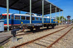 Hier ein weiterer zweiachsiger Kupplungswagen (Koppelwagen) ex 40 84 9441 973-7 NL-RFF (Rotterdam Rail Feeding), ex NS 01 84 1272 371-2, ex NS 7792, der Gattung U741, am 29 April 2025 im Het Spoorwegmuseum (bis 2005 NSM - Nederlands Spoorwegmuseum / Niederlndischen Eisenbahnmuseum) in Utrecht im ehemaligen Bahnhof Maliebaan. Dahinter steht “De Kameel“ (das Kamel) NS 20 (DE1 – 20). 

Diese Adapter- oder Kupplungswagen sind ntig, wenn man mit einer Lok mit Puffern und Schraubkupplung Triebwagen und -zge mit Scharfenberger-Kupplung rangieren oder abschleppen muss. 

Nach dem Umbau (ca. 1960) aus Flachwagen erhielt der Wagen an erst an beiden Wagenenden eine Scharfenberger-Kupplung. Auf der Ladeflche 
des Fahrgestells wurden auerdem quer 15 Stahlschienen fr zustzlichen Ballast angebracht. An zwei Ecken wurden Rangiertritte angebracht. 

Die Kupplungshhe betrgt fest 610 mm ber Schienenoberkante und ist nicht wie bei anderen hhenverstellbar, somit knnen nur Triebzge der Typen mat'46, mat'54, DE 1, DE 2 und DE 3 gekuppelt werden. Aufgrund fehlender Luftanschlsse an der Scharfenberger-Kupplung ist diese Kupplung ausschlielich mechanisch. Aber z.B. die Rangierloks der Serien 100, 200 und 300 (Orsik und Sik) haben eh keine Druckluftbremse. Der Wagen war beim Wph Amersfoort stationiert.

Spter wurde die Scharfenberger-Kupplung an einem Wagenende wieder entfernt und erhielt dort wieder Puffern und Schraubkupplung.

2004 ging der Wagen ber die RFF an das Eisenbahnmuseum, wo er heute ausschlielich auf der Utrechter Maliebaan eingesetzt wird.

TECHNISCHE DATEN:
Spurweite: 1.435 mm (Normalspur)
Anzahl der Achsen: 2
Lnge ber Puffer: 10.580 mm
Achsabstand: 6.000 mm
Ladeflche: 
Leergewicht: 9.000 kg
Max. Zuladung: 0 kg (Nur als Kupplungswagen verwendbar)
Hchstgeschwindigkeit: 80 km/h
