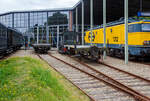 Hinter der ex NS Sik 311 der zweiachsige Kupplungswagen (Koppelwagen) ex 40 84 9441 532-1 NL-RFF (Rotterdam Rail Feeding), ex 30 84 9820 501-9 NL-NS, ex NS 61844, der Gattung U741, am 24 Juni 2025 im Het Spoorwegmuseum (bis 2005 NSM - Nederlands Spoorwegmuseum / Niederlndischen Eisenbahnmuseum) in Utrecht im ehemaligen Bahnhof Maliebaan. Links daneben steht noch der Kupplungswagen 40 84 944 1 974-5.

Diese Adapter- oder Kupplungswagen sind ntig, wenn man mit einer Lok mit Puffern und Schraubkupplung Triebwagen und -zge mit Scharfenberger-Kupplung rangieren oder abschleppen muss. 

Nach dem Umbau (ca. 1970) aus Flachwagen erhielt der Wagen an einem Wagenende eine hhenverstellbaren Scharfenberger-Kupplung und wurde in Hoek van Holland stationiert. Die Kupplungshhe ist von 610 mm ber Schienenoberkante bis 1.070 mm verstellbar, sodass er an alle Stromlinienfahrzeuge gekoppelt werden kann. Am anderen Wagenende behielt er die Puffer und Schraubkupplung, so kann er an diese Seite an eine Lok gekuppelt werden. An der Unterseite des Fahrgestells sind auerdem lngs 15 Stahlschienen fr zustzlichen Ballast angebracht. An drei Ecken wurden Rangiertritte und Eckpfosten mit Griffen angebracht.

Auffllig ist (nach meiner Sichtung), dass der Wagen keine eigenen Bremsen hat. Er hat aber durchgngige Bremsluftleitungen, so dass die abzuschleppende Triebzge von der Lok mit der erforderlichen Druckluft fr die Bremsen versorgt werden konnten. Wobei hier der Sik 311 (Rangierlok) wohl nicht eine ausreichende Luftmenge liefern kann, da der rein mechanisch gebremst wird und keinen Kompressor besitzt.

TECHNISCHE DATEN:
Spurweite: 1.435 mm (Normalspur)
Anzahl der Achsen: 2
Lnge ber Puffer: 9.550 mm
Achsabstand: 5.000 mm
Ladeflche: 
Leergewicht: 9.000 kg
Max. Zuladung: 0 kg (Nur als Kupplungswagen verwendbar)
Hchstgeschwindigkeit: 80 km/h
