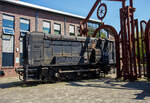 Die dreiachsige dieselelektrische Lokomotive WD 70269, später NS 508, am 29 April 2025 im Het Spoorwegmuseum (bis 2005 NSM - Nederlands Spoorwegmuseum / Niederländischen Eisenbahnmuseum) in Utrecht im ehemaligen Bahnhof Maliebaan. 

WD 70269 wurde 1944 vom britischen Versorgungsministerium beim Depot der London-Midland and Scottish Railway (LMS) in Derby bestellt, gebaut und geliefert. Bei diesen Rangierlokomotiven handelt es sich um einen englischen Einheitstyp (British Rail Class 11), die 1944 in großer Stückzahl mit der Befreiungsarmee auf das europäische Festland gelangten. Die Lokomotive 508 erhielt im April 2013 ihre ursprüngliche schwarze Lackierung und die Nummer WD 70269 zurück.

Die NS-Lokomotiven der Serien 500, 600 und 700 sind dieselelektrische Lokomotiven, die zwischen 1946 und 1998 bei den Niederländischen Eisenbahnen im Einsatz waren. Lokomotiven dieses Typs werden als Bakkie oder Hippel bezeichnet.

Mit der Ankunft der englischen Armeen in den Niederlanden am Ende des Zweiten Weltkriegs kamen auch englische Lokomotiven des War Department (WD) an. Dazu gehörten dreiachsige Diesellokomotiven eines Typs, der in den 1930er Jahren für die London Midland and Scottish Railway (LMS) entwickelt worden war. Nach dem Krieg wurden mehrere Maschinen von der NS - Nederlandse Spoorwegen (Niederländischen Staatsbahnen) übernommen. Nach mehreren Austauschen verblieben schließlich zehn Ex-WD-Lokomotiven bei der NS, die 1946 die Nummern 501–510 trugen. Sie wurden für Rangierarbeiten auf großen Bahnhöfen wie Utrecht und Zwolle sowie ab 1947 Rotterdam Feijenoord eingesetzt.

Da die zehn englischen Gebrauchtlokomotiven gut ankamen, wurden weitere bestellt. Ab 1949 kamen 10 dazu (NS 511 – 520) und ab 1953 noch einmal 25 wie die Vorgänger nur mit Lokomotivbremse (NS 521 – 545) und nochmals 65 mit Zugbremse (NS 601 – 665). Diese hundert Lokomotiven stammten aus dem Werk der English Electric Company (EEC) in London, wurden aber neu geliefert. Mit ihrer Höchstgeschwindigkeit von 32 km/h waren sie zwar nur für den Rangierdienst geeignet, konnten aber gerade auf den großen Rangierbahnhöfen enorme Leistungen erbringen.

Ab 1971 wurden diese ältesten Lokomotiven außer Dienst gestellt. Lok 508 wurde der NSM 1975 als Vertreter der ersten „Bakkies“ in den Niederlanden gespendet. 

TECHNISCHE DATEN:
Antriebsart: Diesel-elektrisch
Hersteller: London-Midland and Scottish Railway (LMS), Derby (UK)
Baujahr: 1944
Anzahl: 10 (NS 501 - 510)
Spurweite: 1.435 mm (Normallspur)
Achsfolge:	C mit Kuppelstangen (engl. 0-6-0 DE)
Länge über Puffer: 8.880 mm
Breite: 2.565 mm
Höhe: 3.797 mm
Ges. Achsabstand: 3.505 mm
Treibraddurchmesser: 1.232 mm (neu)
Eigengewicht: 47,4 t
Antrieb: 
Dieselmotor: wassergekühlter langsam laufender 4-Takt 6-Zylinder-Reihendieselmotor vom Typ Englisch Electric 6KT 
Motorhubraum: 92,73 Liter (Bohrung Ø 254 x Hub 305 mm)
Motordauerleistung: 355 PS (262 kW) bei 680 U/min 
Hauptgenerator: Englisch Electric Typ EE 801/1 B (430 V DC) mit einer Leistung von 190 kW bei 680 U/min 
Fahrmotoren: 2 Stück Englisch Electric Typ EE 506 A mit einer Dauerleistung von je PS (82 kW)
Übersetzungsverhältnis: (16:79) x (16 :70) = 1:21,6
Leistung: 230 PS (164 kW)
Anfahrzugkraft: 157 kN
Dauerzugkraft: 48 kN bei 14,2 km/h
Höchstgeschwindigkeit: 32 km/h (20 mph)
Tankinhalt: 3.000 l
Bremskraft: 321 kN
Kleister befahrbarer Gleisbogen: R 75 m

