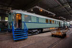 Der kombinierte Speise- und Gepäckwagen vom Typ Plan D – NS RD 7659 am 24. Juni 2025 im Het Spoorwegmuseum (bis 2005 NSM - Nederlands Spoorwegmuseum / Niederländischen Eisenbahnmuseum) in Utrecht im ehemaligen Bahnhof Maliebaan.

Der Halbgepäck-/Halbspeisewagen wurde 1951 von Beijnes, offiziell Koninklijke Fabriek van Rijtuigen en Spoorwagens J.J. Beijnes (Königliche Fabrik für Kutschen und Eisenbahnwagen J.J. Beijnes) in Haarlem gebaut und an die NS (Niederländische Eisenbahn) geliefert. Dieser Wagen wurde als RD 7659 und später ab 1966 als 51 84 87-40 111-0 geführt.

Der kombinierte Speise- und Gepäckwagen war 1951 eine Neuheit bei der NS. Die Wagentypen (Gattung) wurden kombiniert, da sowohl die einzelnen Speisewagen als auch die Gepäckwagen über erhebliche Kapazitätsüberschüsse verfügten. Aus betrieblicher Sicht war eine Kombination wirtschaftlicher. Die Serie dieser Plan D Wagen der Gattung WRD bestand aus 10 Stück (RD 7651-7660). Die NS setzte den kombinierten Wagen auch im internationalen Verkehr ein. 

An Bord befanden sich eine Bar und eine Kombüse. Die Kombüse enthielt einen Kohleofen, einen Kühlschrank, eine Spüle und Stauraum. Der Speiseraum bot Platz für 15 Passagiere. Der Wagen verfügte außerdem über ein Schaffnerabteil, eine Telefonzelle (Telefon war nie installiert) und einen Informationspoint (wo ebenfalls nie einer saß). 1954 wurde der Speiseraum auf 23 Sitzplätze erweitert. Dies ging auf Kosten der Bar und des Informationabteils. Die Telefonzelle blieb als leerer, abgeschlossener Raum bestehen. Im anderen Teil des Wagens befand sich ein großes, abschließbares Gepäckabteil. Der Waggon wurde speziell für die Ausstellung 'Tosti’s, Truffels en Treinen' im Juni 2020 wunderschön restauriert und erhielt dank von Spenden der BankGiro Lottery, der Stichting Goede Doelen Nh1816 (Nh1816 Charity Foundation) und des Vereins der Freunde des Eisenbahnmuseums seine ursprüngliche türkise Farbe zurück.

Die Plan D Wagen:
Plan D ist die Typenbezeichnung für eine Reihe von Reisezugwagen (D-Zug-Wagen) die zwischen 1950 und 1951 von den beiden Herstellern Werkspoor oder Beijnes gebaut wurden. Diese Wagen waren von 1950 bis 1987 bei den Niederländischen Eisenbahnen (NS) im Einsatz. 

Die NS beschloss 1949, ihren stark dezimierten Fuhrpark um siebzig D-Zugwagen zu ergänzen, die die Typenbezeichnung Plan D erhielten. Die Bestellung an Werkspoor und Beijnes umfasste zwanzig Wagen der ersten und zweiten Klasse (AB), vierzig Wagen der dritten Klasse (C) und zehn Wagen mit Speise- und Gepäckabteilen (RD), somit insgesamt 70 Wagen. 

Die Wagenkastenkonstruktion entsprach weitgehend den der Rundkopfwagen die zwischen 1935-1939 gebaut worden waren. Die Böden, die zuvor aus Holz bestanden, bestanden nun aus geripptem Blech mit Korkfüllung. Durch die Verwendung dieses gerippten Materials konnten verschiedene Querkonstruktionen entfallen. Auch die Drehgestelle waren anders konstruiert und orientierten sich an der Vorkriegsbauart „IT“, heute Bauart „S“.

Das Erscheinungsbild der Wagen veränderte sich durch zusätzliche Dachrinnen und elektrische Schlusslichter. Die zuvor verwendeten Schlusslichteisen blieben aufgrund ihres internationalen Einsatzes erhalten. Die Wagen hatten zudem ein Abteil weniger als die alten Rundkopfwagen.

Die Wagen wurden ab 1950 in der damals neuen türkisfarbenen Lackierung in Betrieb genommen. Gezogen von den ebenfalls neuen und in gleicher Farbe gelieferten Elektrolokomotiven der Baureihen 1100, 1200 und 1300 wurden sie für Schnellzüge eingesetzt. Nach einigen Jahren wurde das auffällige Türkis durch Berliner Blau ersetzt, das sie bis zuletzt behielten.

Mit Ausnahme der RDs wurden diese Wagen zwischen 1974 und 1978 ausgemustert. Aufgrund des gestiegenen Kapazitätsbedarfs auf der Strecke Amsterdam–Brüssel Anfang der 1970er Jahre wurden acht RDs nach einem erfolgreichen Probebetrieb 1974 zu Steuerwagen für Benelux-Züge im Wendezugbetrieb umgebaut. Diese Wagen dienten in dieser Funktion bis 1987, als sie durch neu gebaute Wagen in gelb-roter Lackierung nach dem ICR-Design ersetzt wurden.

Folgende Serien wurden gebaut:
20 Stück Serie AB 7701-7720 – mit 12 Sitzplätze in der 1. und 36 in der 2. Klasse
40 Stück Serie C 7801-7840 - mit 72 Sitzplätze in der 3. Klasse
10 Stück Serie RD 7651-7660 – mit 15 Sitzplätze im Restaurant (später 23)

TECHNISCHE DATEN:
Baujahr: 1950/51
Hersteller: Werkspoor oder Beijnes
Spurweite: 1.435 mm (Normalspur)
Achsen: 4 (in 2 Drehgestellen)
Achsfolge: 2'2'
Länge über Puffer: 22.650 mm
Drehzapfenabstand: 15.650
Achsabstand im Drehgestell: 3.000 mm
Leergewicht: 47 t (RD 48 t)
Sitzplätze: s.o.

Quellen: martijnhaman.nl, Somda RailWiki.nl, Het Spoorwegmuseum, nmld.nl, Anschriften, Wikipedia (Niederlande)
Stand/Überarbeitung: Oktober 2025
