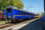 
Der NS-Reisezugwagen der 1. Wagenklasse A 50 84 10-70 350-0 (A 10), ex A 50 84 10-70 671-9 ein ICR-Wagen (Intercityrijtuig) vom Type A10 ICR-1-A, am 29 April 2025 im Het Spoorwegmuseum (bis 2005 NSM - Nederlands Spoorwegmuseum / Niederländischen Eisenbahnmuseum) in Utrecht im ehemaligen Bahnhof Maliebaanstation.

Der Wagen wurde 1981 von der Waggonfabrik Talbot GmbH & Co. in Aachen (D) gebaut und an die NS - Nederlandse Spoorwegen (Niederländische Eisenbahnen) geliefert. Der Wagen wurde 2021 umgebaut, zum A 50 84 10-70 350-0 umgezeichnet und Begleitwagen (Sr12) dem königlichen Zug („Koninklijke Trein“ hinzugefügt und bis 2023 eingesetzt. Fast 160 fuhr die Königsfamilie mit dem Koninklijke trein (Hofzug), da dieser am Ende seiner Lebensdauer angekommen sei, wurde er von der NS eingestellt/ausgemustert. Im Jahr 2024 wird der Wagen zusammen mit dem königlichen Wagen 61 84 89-70 003-8 (Sr10) an das Eisenbahnmuseum übergeben. Zu gegebener Zeit wird der Wagen wieder das Aussehen eines normalen Erste-Klasse-Wagens erhalten.

TECHNISCHE DATEN:
Spurweite: 1.435 mm (Normalspur)
Achsfolge: 2'2'
Länge über Puffer: 26.400 mm
Wagenkastenlänge: 26.100 mm
Wagenkastenbreite: 2.820 mm
Höhe über Schienenoberkante: 3.930 mm
Drehzapfenabstand: 19.000 mm
Leergewicht: 44 t
Höchstgeschwindigkeit: 160 km/h
Sitzplätze: 69
Bremse: O-R-A (D)
